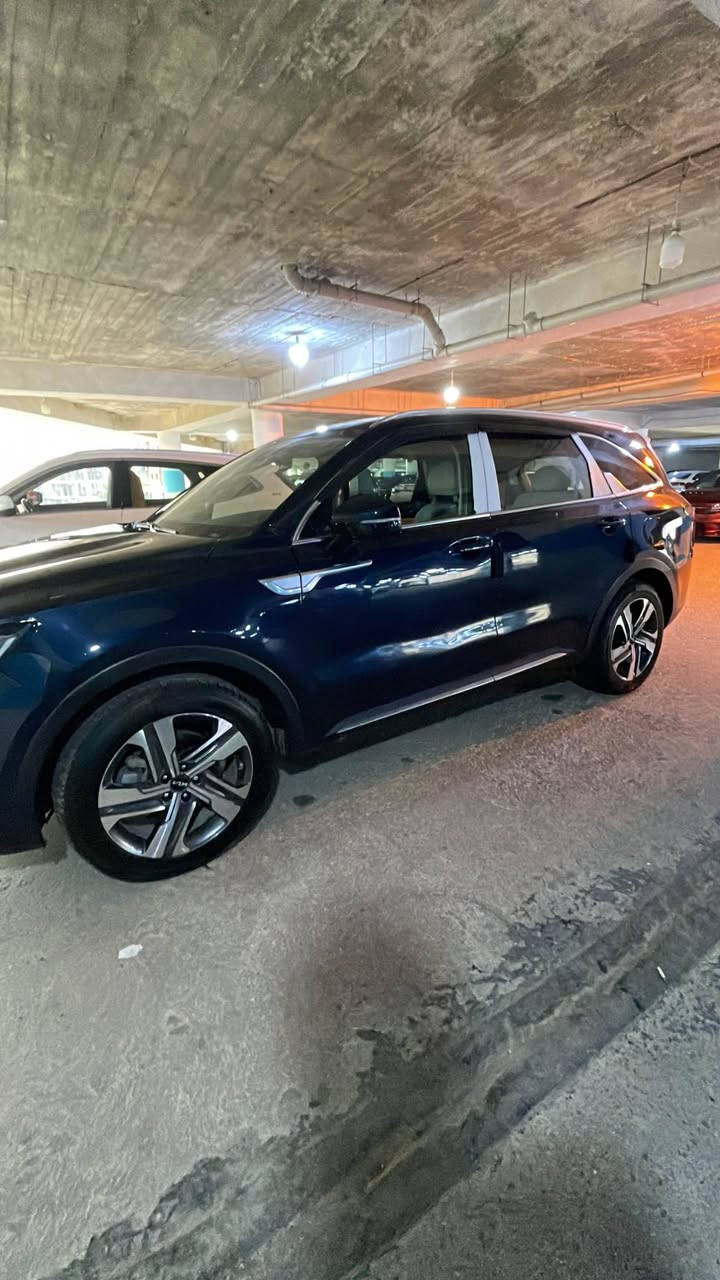 🚙 للبيع كيا سورينتو 2024 هايبرد SX Prestige

سيارة عائلية فاخرة بمواصفات عالية واقتصادية بالوقود 👌

🔹 الموديل: 2024
🔹 الفئة: SX Prestige
🔹 المحرك: 1.6 لتر تيربو هايبرد
🔹 القوة الإجمالية: 227 حصان
🔹 ناقل الحركة: أوتوماتيك 6 سرعات
🔹 الدفع: رباعي AWD
🔹 اللون الخارجي: نيلي
🔹 الداخل: أبيض فاخر
🔹 عدد المقاعد: 6 مقاعد مع كراسي منفصلة في الصف الثاني (Captain Chairs)

✨ أهم المواصفات:
▪️ شاشة كبيرة
▪️ عدادات رقمية
▪️ نظام كاميرات 360 درجة
▪️ كاميرات للنقطة العمياء
▪️ حساسات أمامية وخلفية
▪️ نظام صوت Bose فاخر بـ 12 سماعة
▪️ مقاعد جلد فاخر
▪️ مقاعد أمامية كهربائية
▪️ تدفئة وتبريد المقاعد الأمامية
▪️ تدفئة مقاعد الصف الثاني
▪️ تدفئة المقود
▪️ مثبت سرعة ذكي وأنظمة مساعدة على القيادة
▪️ نظام المحافظة على المسار
▪️ نظام تفادي الاصطدام
▪️ مرايا كهربائية قابلة للطي
▪️ باب خلفي كهربائي
▪️ منافذ وشحن للركاب
▪️ مواصفات فئة عليا SX Prestige

⛽ اقتصادية بالوقود، والتفويلة الواحدة تمشي لغاية 850 كم تقريباً حسب طريقة القيادة والاستخدام.

⚠️ ملاحظة مهمة وبكل شفافية:
السيارة تعرضت سابقاً إلى حادث انقلاب، وتم صبغ جميع القطع المتضررة وتوحيد لون السيارة بالكامل.
توجد بعض الكهربائياات  لا تعمل مع وجود تك ويل اعوج للتفاصيل الحادث   تواصل واتس اب 
*********** بغداد, العراق
