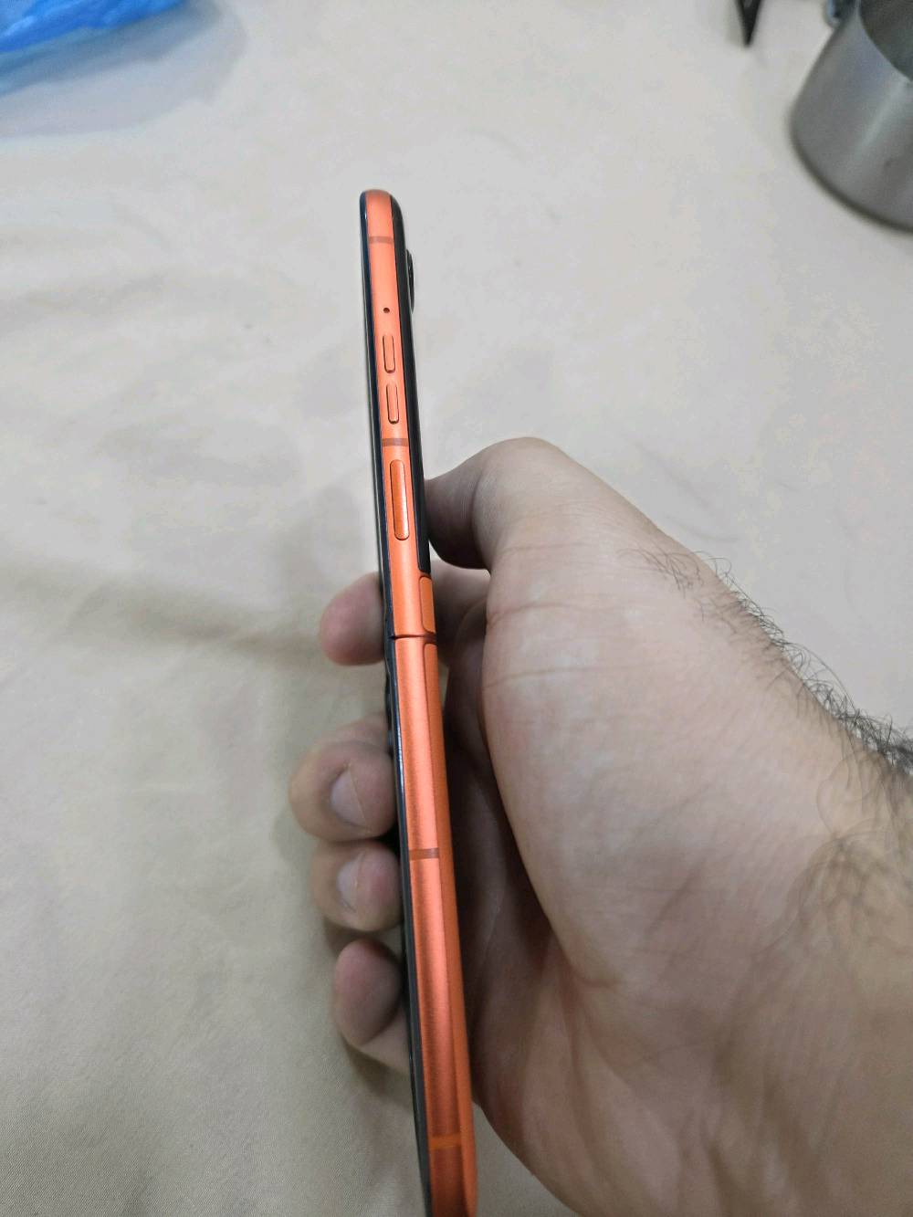 هاتف موتورلا razr 50s flep قابل للطي 
الجهاز نظافة 100% 
بطارية 100%
ذاكرة عشوائية 256Gb 
الرام 8+16=24 

الجهاز يحتوي على شاشة رئيسية قابلة للطي بقياس ستة فاصل تسعة إنش

وشاشة خارجية ممتازة بقياس ثلاثة فاصل ستة إنش.

ويعمل بمعالج MediaTek Dimensity سبعة آلاف و ثلاثمئة إكس، 

كاميرته الخلفية الأساسية دقتها خمسون ميجابايت، ويضم كاميرا أمامية بدقة اثنين وثلاثين ميجابايت وبطارية بقوة أربعة آلاف ومئتين مللي أمبير، بالإضافة إلى مقاومته للماء بمعيار أي بي إكس ثمانية

سعر الهاتف 650 الف ومجالة بسيط جدا 
يحتوي على شاحنة وكفر اصلي 
من دون باكيت الجهاز
رقم الهاتف ***********