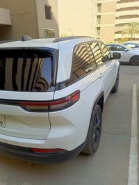 للبيع جيب موديل 2024بلاك توب ماشية 23 الف وجاهزة بيها 3قطع صبغ 0783837...