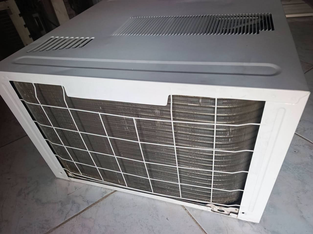 مكيف جبسون طنين وظع شركه غاز شركه وعل ظمان والتشغيل للتواصل ***********

