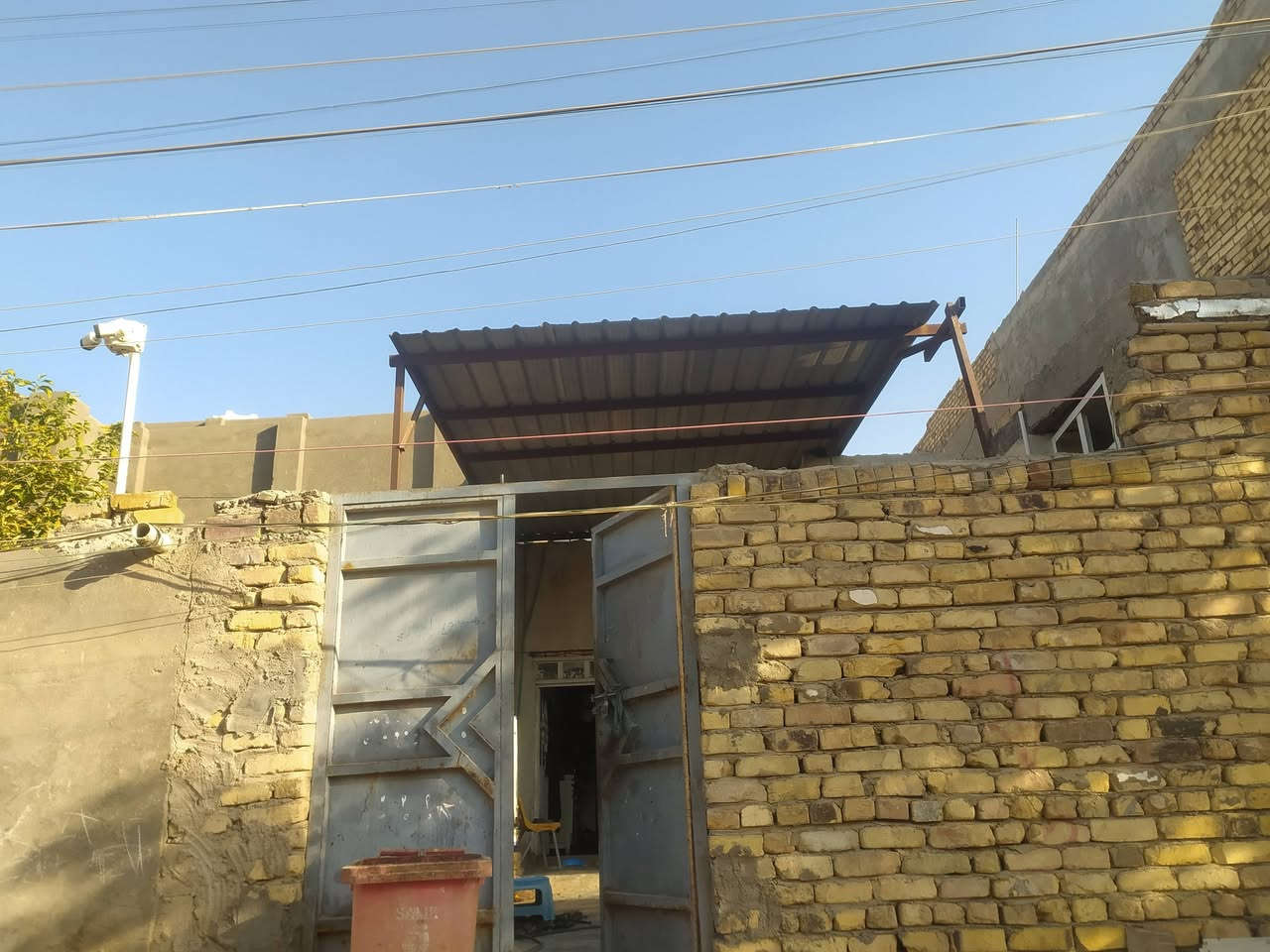 دار للبيع بلعسكري بلقرب من معهد القاسم مو اول شارع ثاني شارع مساحه 150متر يحتوي على غرف عدد 2وصاله ومطبخ واستقبال ***********
