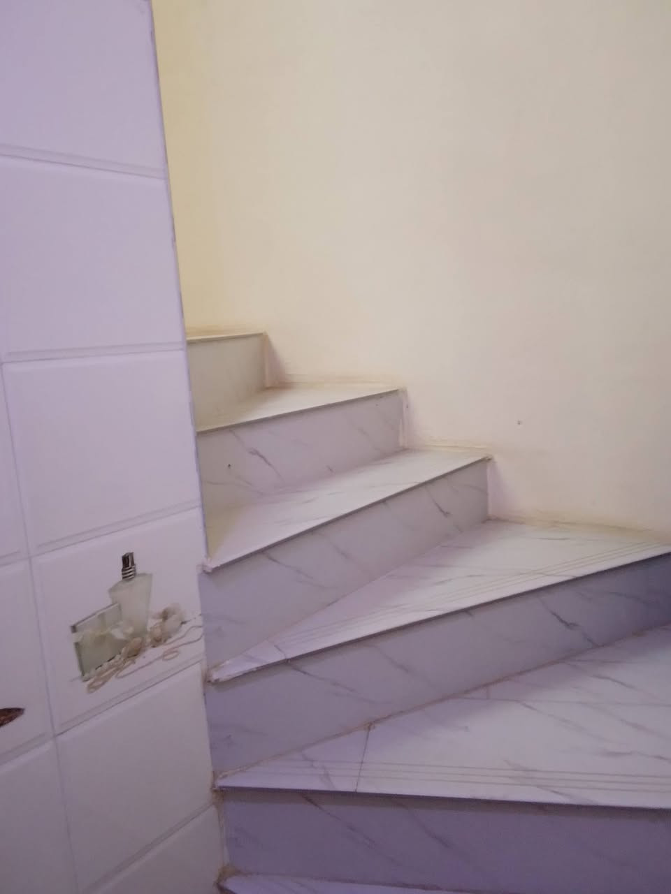 بيت للبيع ركن مساحه 135 متر سند البيت 25 سند ملك صرف يحتوي الدار علئ غرفتين نوم واستقبال ومطبخ سيراميك  ومناور 2 وحمام ومرافق سيراميك والسطح كاشي وخدمات متكامله  ساعه ماء وساعه كهرباء وتبليط العنوان مزارع زيونه مقابل المرور تلفون ***********
***********
 السعر 97 مليون قابل للتفاوض
