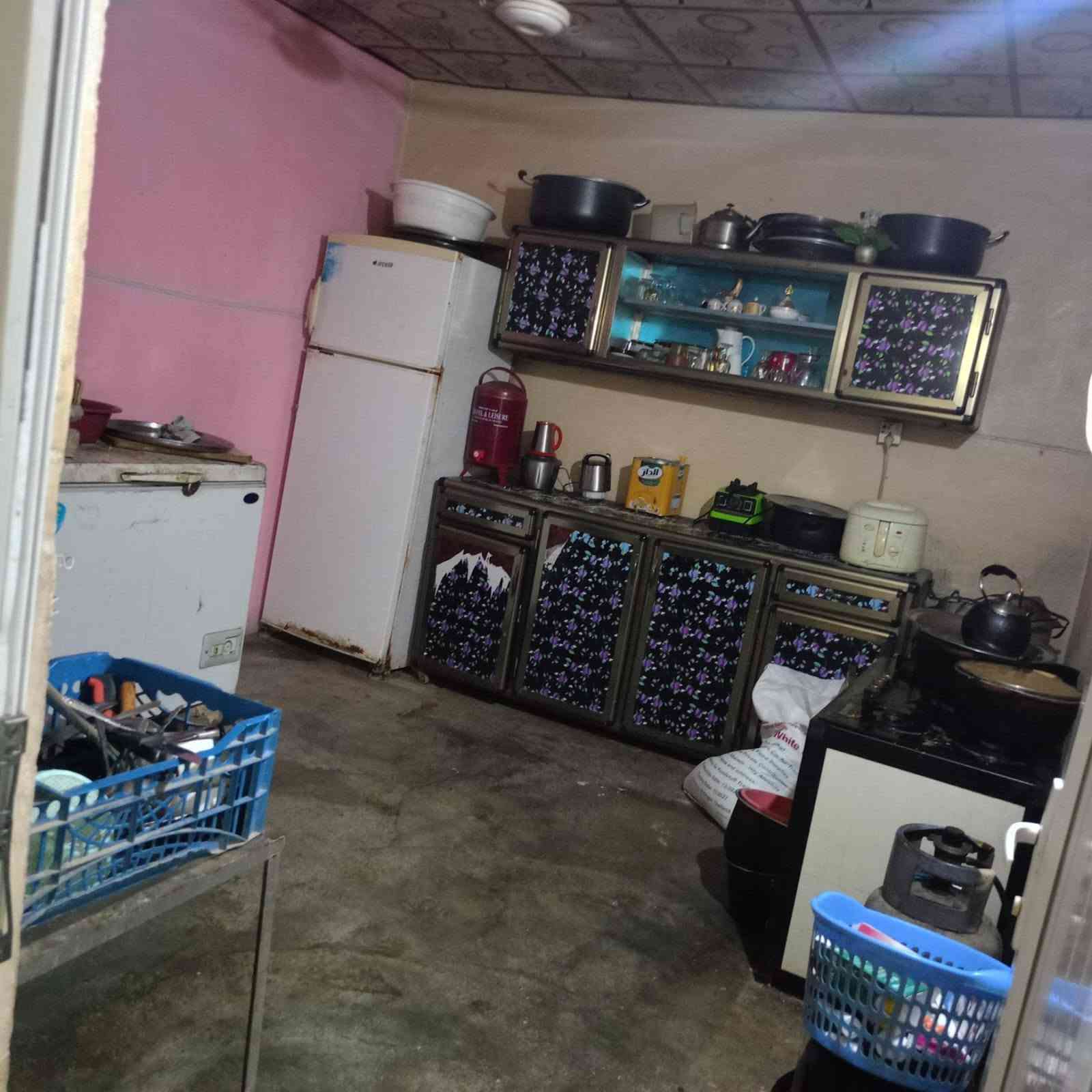 بيت للبيع تجاوز ابص الزراعي متكون من غرفتين نوم وااستقبال مع مطبخ هول وصحيات واحوش كبير مساحته ٢٠٠::: أو ٢٠ متر موقع البيت واسطي سايدين مال مركز شرطة العداله فرع ماركت ماشاءالله
