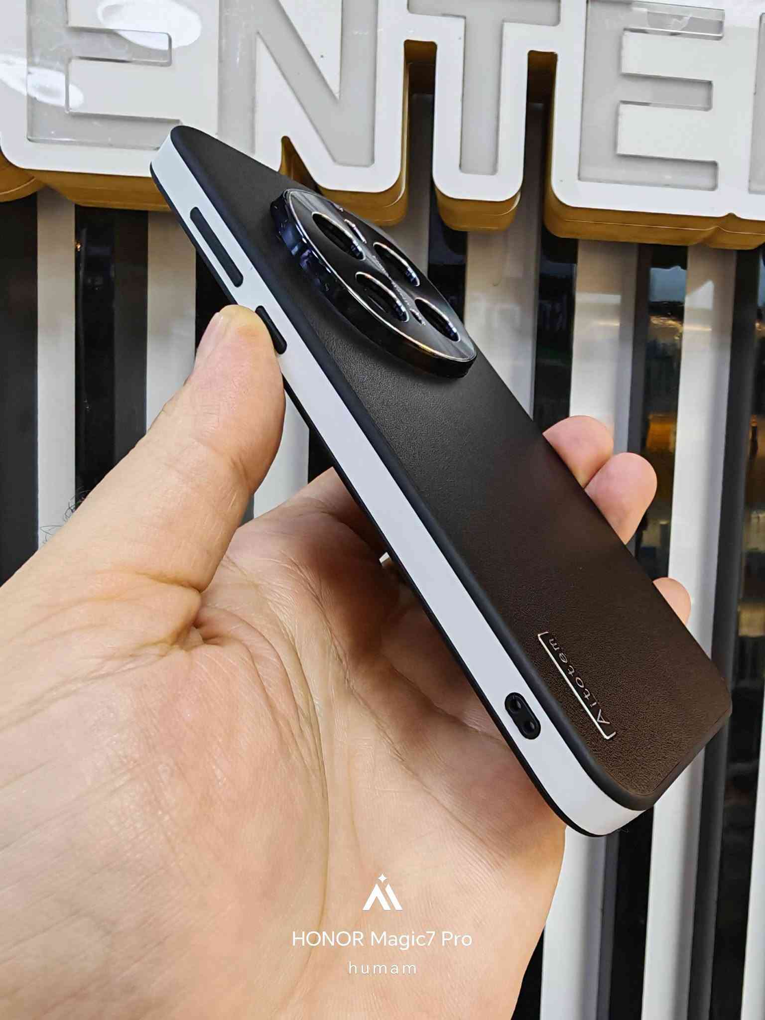 Honor magic 8 pro 
Honor magic 7 pro 
Honor magic 6 pro 
Honor magic 5 pro 
Honor magic 4 pro 
Huawei P40 pro 
Huawei P60 pro 
Huawei Mate 40 pro 
Huawei Mate 50 pro 
Huawei nova 13 pro 
Huawei nova 14
Huawei nova 14 pro
Xiaomi 13 Ultra 
 كفر Aitotem الفاخر – مزيج الأناقة والقوة 💙
✨ تصميم يجمع بين الطابع الرسمي الأنيق والروح الرياضية الجريئة
✨ خامات فاخرة عالية الجودة تدوم طويلًا
✨ حواف مستقيمة خاصة مقاومة للصدمات والسقوط
🎨 متوفر بألوان متعددة:
🖤 الأسود الهادئ | 💚 الأخضر الصيفي | 🧡 البرتقالي | 💙 الأزرق الكحلي
📱 يناسب هواتف HONOR وHUAWEI الفاخرة
جمال يليق بهاتفك، وحماية تدوم معه
توجد خدمة توصيل لكافة المحافظات للاستفسار مراسلة البيج هواوي سنترنجف/Huawei Center NAJAF  او ع الرقم واتساب *********** او زورنا في موقعنا النجف شارع الغدير فرات من جهة حي الغدير مقابل شركة الريان للصرافة

نص مكتوب في الصور:
- 适用荣耀 Magic7系列
- 高端素皮壳
- 莫仕坦
- 美仕坦 夏日胡杨 美过裸机 自带镜头圈
- 美仕坦 丹霞橙 美 过 裸 机 自带镜头圈
- 美仕坦
- 秋日胡杨
- 美 过 裸 机
- 自带镜头圈
- HONOR Magic7 Pro
- humam
- AI