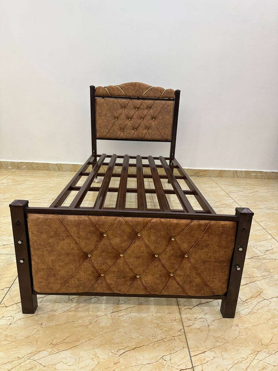 غرفه اخشاب • أحمد قطر