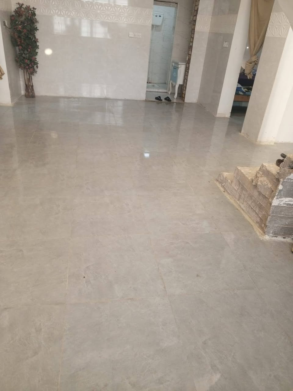 سلام عليكم قطعة 600متر مزروعه معا بيت مساحته 200 المساحه الكليه 800متر طابقين طابق ارضي يصلح قاعه تدريس أو مخزن والطابق الثاني بيت يحتوي على اثنين غرف نوم و مطبخ وصاله واستقبال سند 25زراعي بناء درجه اولى طابوق صب كونكريت  المكان كربلاء طويريج شارع الحولي مقابيل الشط الاستفسار الاتصال على الرقم ***********
