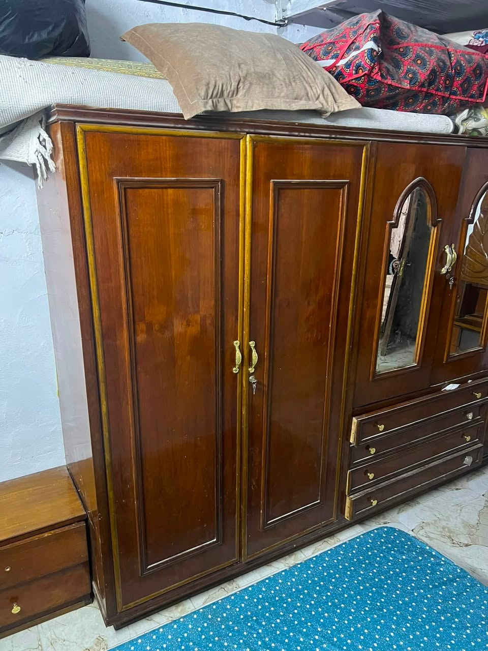 غرفه نوم للبيع مستخدمه شي بسيط كنتور 6 بيبان ومابيها اي عيب او كسر مكاني بغداد البياع حي تراث *********** موجود واتساب فقط
