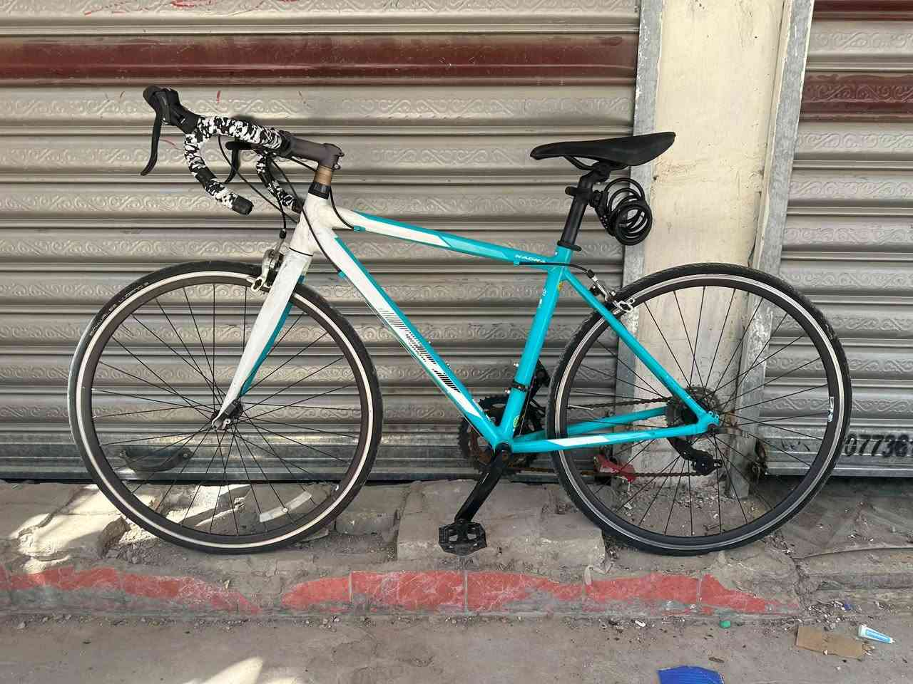 السلام عليكم جميعاً 🫰🏻♥️ …
•
•
مكلف بالنشر و البيع اقره تفاصيل المنشور

دراجة الطريق (Road bike) ماركة يابانيه للبيع
معدن الدراجة من الألمنيوم بالكامل
ابعاد الفريم : حجم 28 / قياس M 50
وزن الدراجة بالكامل : 9 كلغم
نسبه ضافتها 90‎%‎ (بيها بعض الخدوش البسيطة)

سستم الدراجة Shimano Tourney شيمانو تورني
عدد التروس او السرعات : 7/2
ويالتها المنيوم طبقتين كمبليون فتح وشد سريع

دراجة نضيفه و مرتبه فقط تحتاج تاير وجوب و تنطلق بيها

السعر المطلوب : 195 الف دينار
العنوان: بغداد / الشعب / سوق شلال / قرب مركز شرطة شارع
عدن
للاستفسار: ***********
