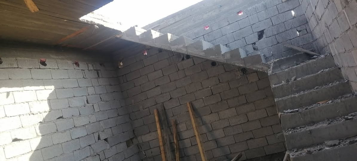 سلام عليكم قطعه مساحه ٣٠٠ متر من ضمنه هيكل مساحه ١٥٠ متر طابو سند ٢٥ منطقه الدوانم وره السريه ثانيه كامله مي وكهرباء وشارع ٩ متر اتصال هاتفي *********** سعر ٥٥ وبيه مجال شغل درجه اولى وشوف بعينك
