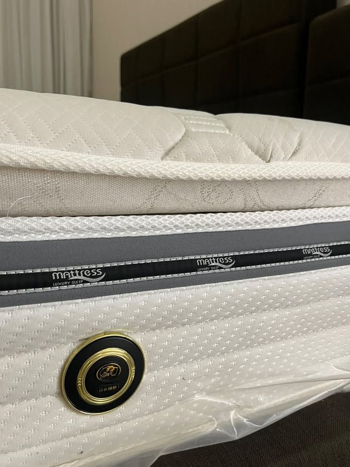 🛌 للبيع: سرير (دوشك) طبي ملكي بمواصفات عالمية وبحالة ممتازة
دوشك من العلامة التجارية الشهيرة ZORRAH MATTRESS بتقنية LIFEBED المعروفة بجودتها العالية
أبرز مواصفات وميزات الدوشك:
القياس الملكي: 190 سم × 200 سم (مريح جداً وواسع).
الارتفاع (السُمك): 30 سم لتوفير أقصى درجات الراحة والارتفاع المثالي.
دعم طبي متكامل: مصمم خصيصاً لحماية ودعم العمود الفقري وفقرات الظهر أثناء النوم
مرونة ومتانة عالية: مرونة ممتازة تتحمل الأوزان وتحافظ على شكلها وقوامها
بيئة صحية ونظيفة: مضاد لعث الفراش والحشرات بنسبة 360 درجة، ومصنوع من مواد صديقة للبيئة وخالية من المواد الضارة.
خاصية كتم الصوت (أداء صامت): يمنع الاهتزاز والضوضاء تماماً عند الحركة لتستمتع بنوم هادئ وبدون إزعاج

السعر :325 ألف دينار عراقي (قابل للتفاوض البسيط للجادين).
📍 الموقع: [بغداد /حي القاهرة ]
📞 للتواصل والاستفسار: يرجى المراسلة على الخاص (الدايركت) أو الاتصال على الرقم: [***********]

ملاحظة: الدوشك نظيف وبحالة ممتازة
