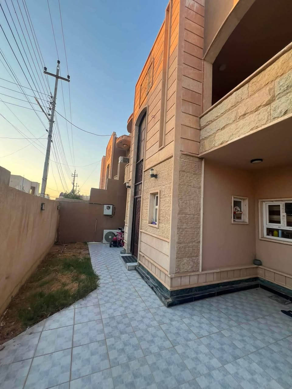 دار للبيع تكريت القادسية 
مجمع الفردوس السكني قرب شارع البلاج
السماحة 200 متر يحتوي على 4 غرف نوم
صاله استقبال مطبخ صحيات بالطابقين 
سعر الدار 170 مليون قابل لتفاوض
للأستفسار الاتصال
***********
منذر الدهش للعقار
