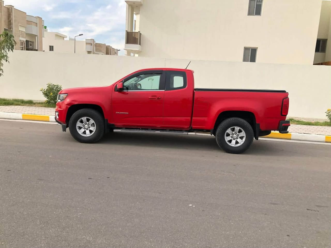 شفرليت بيكم كولورادو ١٨
تو ويل دفع خلفي 

محرك 3.6 V6  كير ٨ نمر
باب وربع / اخت الكلين / حادث جاملغ خلفي ( صور الحادث موجودة بالاعلان) كير مكينه تبريد شرط الفحص والبجم كبس بلادي برغي ما مفتوح - ايرباك برده خلفي فقط والدشبول صافي ولا اشارة بيه… عداد المسافة ١٤٥ الف كيلو .. بيهه طخات بالبدي وما مصلحهن .. سيارة حلوه و ويل كب بلادي
ترايهه ١٦٠ (قفل سرعة) / رون ٢ ونص (حطيت فيديو بالاعلان للتراي مالته) 
شرط الفحص 

سيارة مرتبه وع ايدي وسحبها كلش حلو وزيوت استخدم كله Amzoil الاصلي .. بالعافيه ع الياخذهه

 

رقم الشاصي
1GCHSBEN6J1177709
السعر ١٣٥ 
مكان السيارة / البصرة 
رقم هاتف: *********** متوفر واتس واتصال
