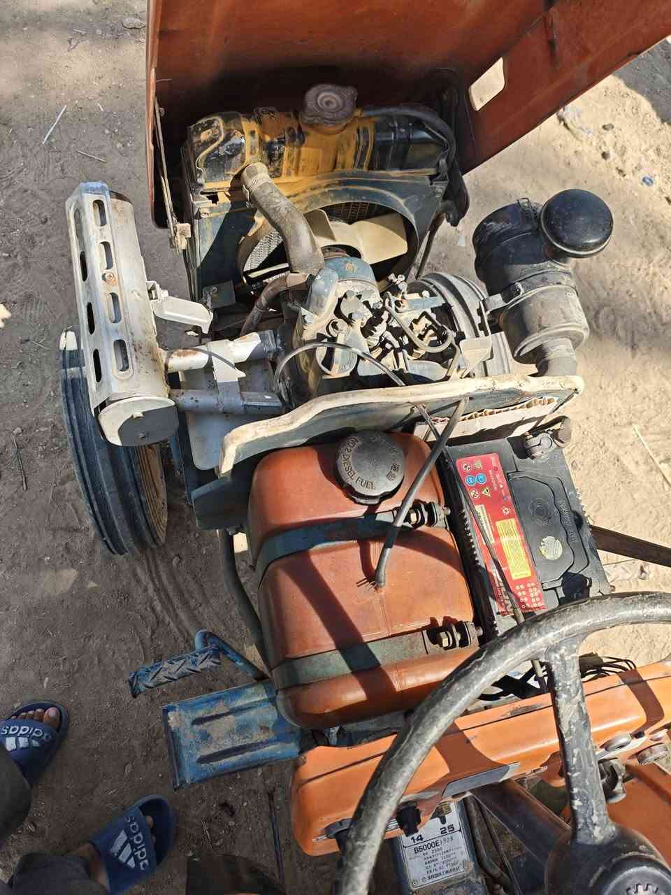 كابوته B5000 دفع خلفي. كلش نضيفه ماناقصها شي وكلشي شغال نگره سلف كهربائيات كامله جديده مامصلح بيها شي ابد وياها الرفاس مالتها.سعرها 22ورقه وبيها مجال قليل. ***********متواجد واتساب وفيس
