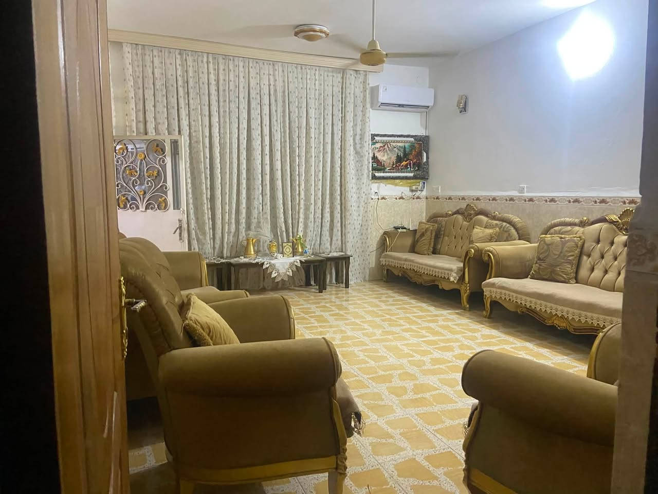 السلام عليكم دار للبيع مساحه 200 متر واجهه 10 نزال 20 يحتوي على استقبال كبير وصاله ومطبخ واربع غرف نوم جوه ثنين وفوق ثنين سويت كامل مع الحمام ويحتوي على حديقه صغيره وحمامات خارجيه وداخليه وترك داير مداير البيت ويحتوي على سطحين موقع البيت الراشديه سبعه نيسان شارع محمد سليمان او شارع (فرن الصمون ) الاستفسار ***********
