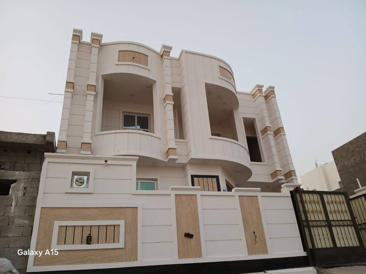 بيت للبيع مساحه 200
4غرف 
غرفتين فوك معه صاله ومجمع صحيات  
جوه غرفتين وصاله ومطبخ حار وبارد 
وديوانيه  
ومجمع صحيات خارج وداخل  
عنوان 7كيلو قرب مجمع السكني  
للستفسار اتصال علا الرقم 
***********
***********

