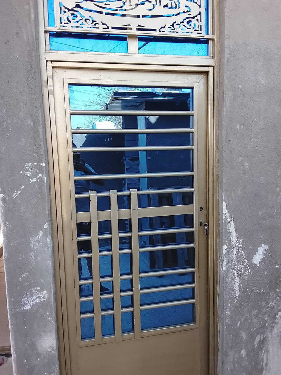 محل اليقين تعهدات زجاجية عامة
بأنسب الاسعار بغداد المشتل نهايه شارع المطبك ***********

نص مكتوب في الصور:
- محل اليقين تعهدات زجاجية عامة للعمل كافة الاعمال زجاجية للعمل البيوت ولدبوائر ولعمارات ابواب زجاجية نوافذ زجاجية درايزين زجاج كابينات شاور الجودة والاتقان هي وعدنا لكم بيوت دوائر عمارات ضمان وجودة بأدارة سيد صفاء *********** بغداد - المشتل نهاية شارع المطبك