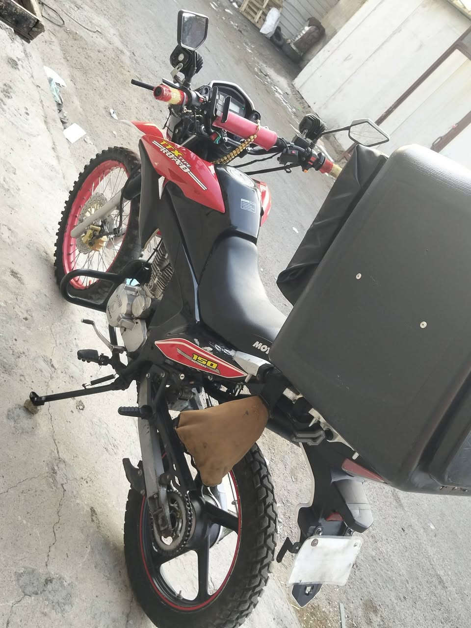 للبيع للبيع للبيع
دراجه TTX
موصفات الدراجة 
تجي بمحرك 150 cc 
بستم واحد فقط 
 تبريد المحرك على الهواء 
ممتص الصدمات يجي بنوعية كلش ممتازة
الاطارات تجي نوع چوب جبلي امامي الحجم (21مشلن) .. 
الخلفي جوبلس الحجم (18)
 بالوجكترات 8عدسه أصلي 
انظمة البريك تجي بنوع دسك امامي ..ولخلفي بنز
خزان الوقود 13 لتر
ارتفاع دبل الدراجة91 سم
الدراجة تصلح للطرق الوعرة وطرق الاسفلتية 
الدراجة تجي بشكل سبورت جبلي بلكامل
✅ تصميم جبلي ومتين، مثالي للعمل والدلفري
✅ أداء عالي على الطرق المعبدة والوعرة
✅ تنفع للدلفري، الشباب، والمشاوير اليومية
✅دراجه رقم. السنويه ابسمي  كبل تحويل ثاني يوم 
الاستفسار
***********
وات ساب 
+9647704919063
كاظم القريشي 🩵🫡
