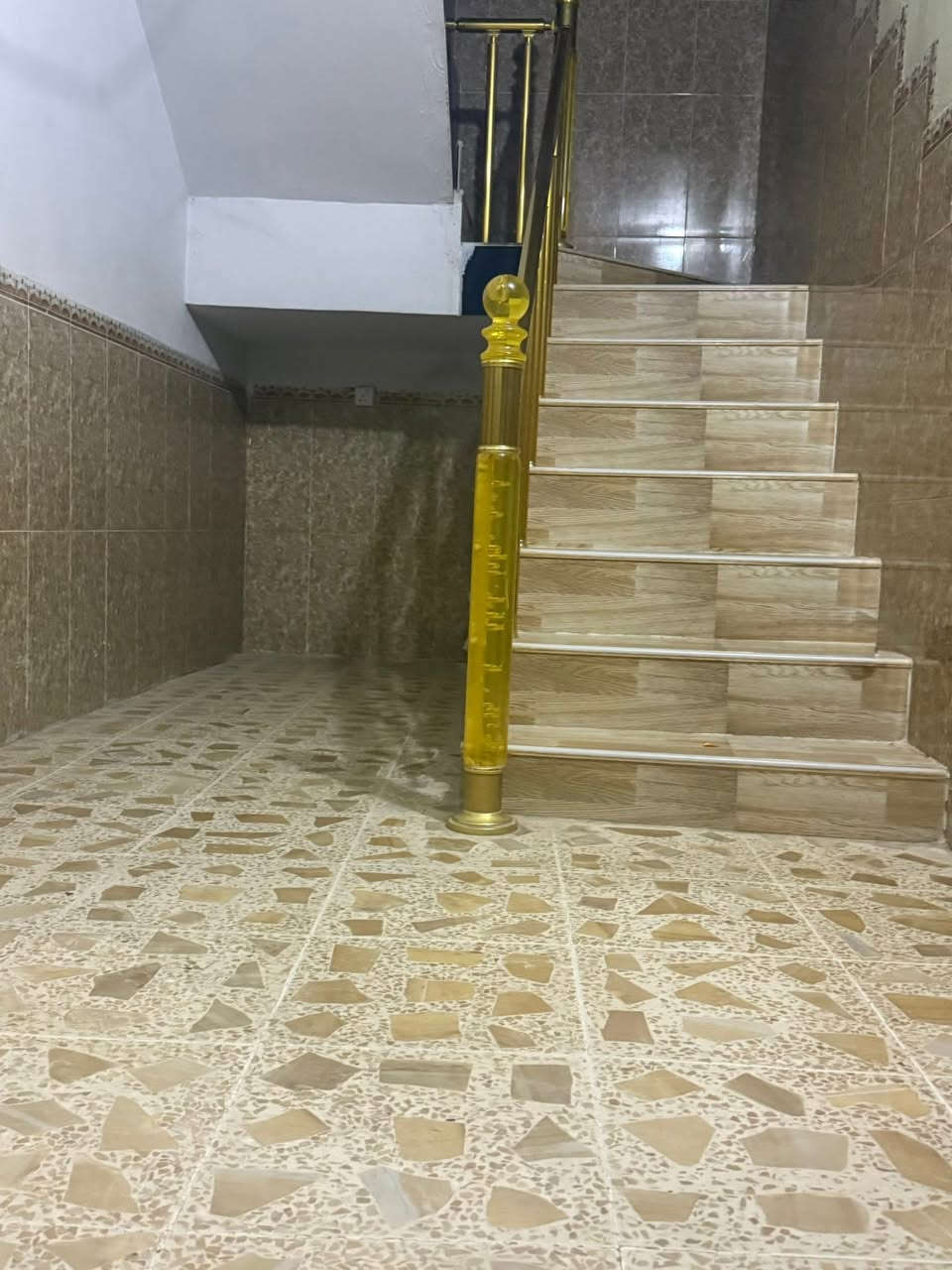 دار للبيع مساحته ٢٠٠ متر طابو زراعي سند ٢٥ طابقين يحتوي الطابق الاول على غرفتين نوم وصالة واستقبال ومطبخ وصحيات والطابق الثاني يحتوي على ٣ غرف نوم وحمام بهرز شارع البنادره الاستفسار *********** او مراجعة مكتب الملاك للعقار
