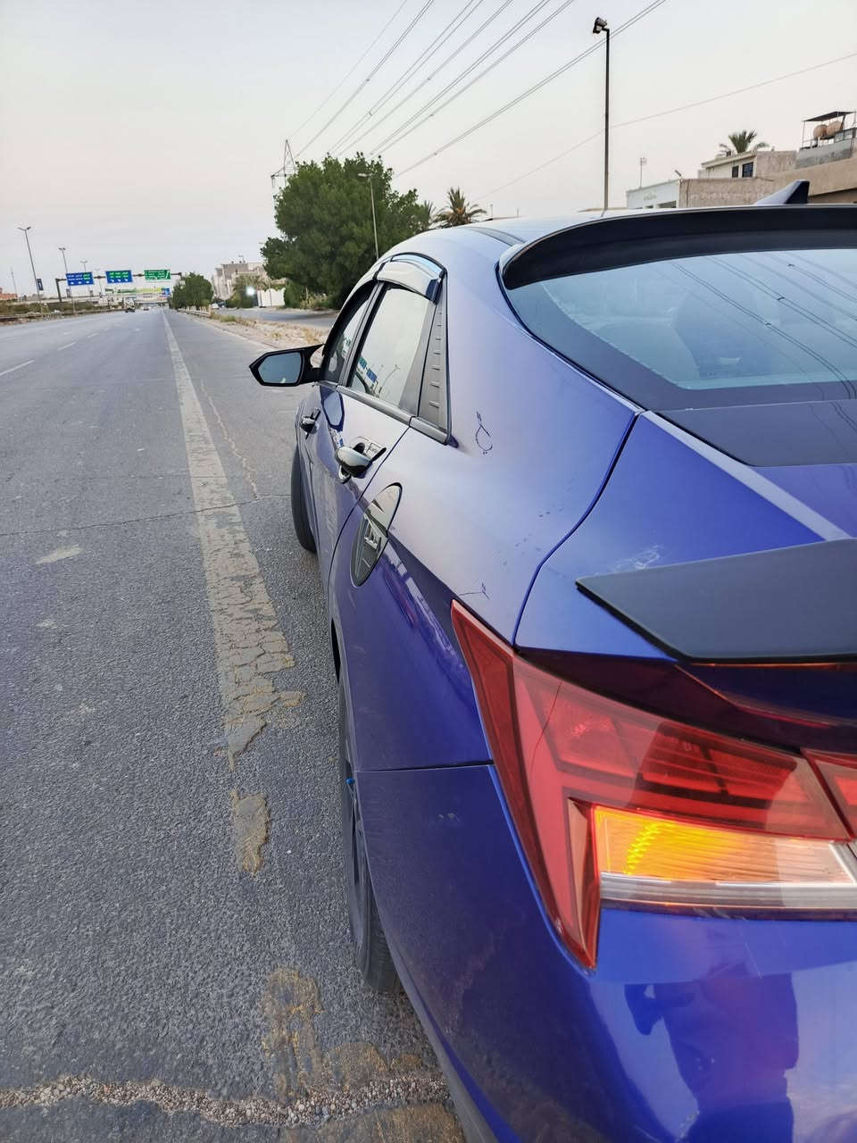 السلام عليكم
للبيع – هيونداي إلنترا هايبرد 2023 Blue
السعر : 155 ورقة 
🔹 الموديل: 2023
🔹 الفئة: Blue Hybrid (الأكثر اقتصادية بالوقود)
🔹 اللون: أزرق
🔹 الوارد: أمريكي – Clean Title
🔹 ناقل الحركة: أوتوماتيك
🔹 المحرك: 1.6L Hybrid مع محرك كهربائي
🔹 نظام الدفع: أمامي (FWD)

مميزات السيارة:

- استهلاك وقود اقتصادي جدًا.
- نظام هايبرد أصلي من المصنع.
- شاشة ذكية نظام ابل كاربلاي واندرويد اوتو.
- كاميرا خلفية.
- حساسات.
- تشغيل عن بعد.
- تثبيت مسار. 
- تبريد ثلج.
- مثبت سرعة.
- أنظمة أمان متقدمة (ABS – ESC – وسائد هوائية).

الإضافات:
✅ عازل حراري لجميع الزجاج.
✅ كت أسود كامل.
✅ حماية نانو سيراميك.
✅ الكشنات مغلفة بالكامل.
✅ أرضية مدوشمة.

حالة السيارة:

- استخدام شخصي.
- حادثها في أمريكا ضربة بسيطة بالصندوق الخلفي فقط.
- تصليح بارد بدون أي صبغ او تبديل .
- السيارة جاهزة متحتاج أي مصروف، والفحص خير دليل.

📍 الموقع: بغداد
📞 للاستفسار يرجى التواصل على الخاص أو الاتصال.
***********

واتساب : https://wa.me/9647748824266
