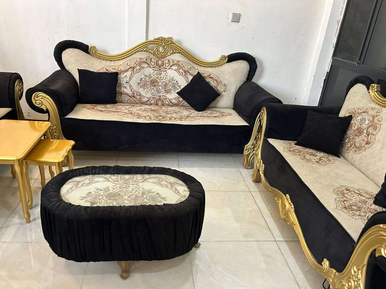 السلام عليكم تخم عدد مقعد 10خشب اصلي اي ضرر مابيهة
السعر 750 وبيهة مجال
رقم ***********

