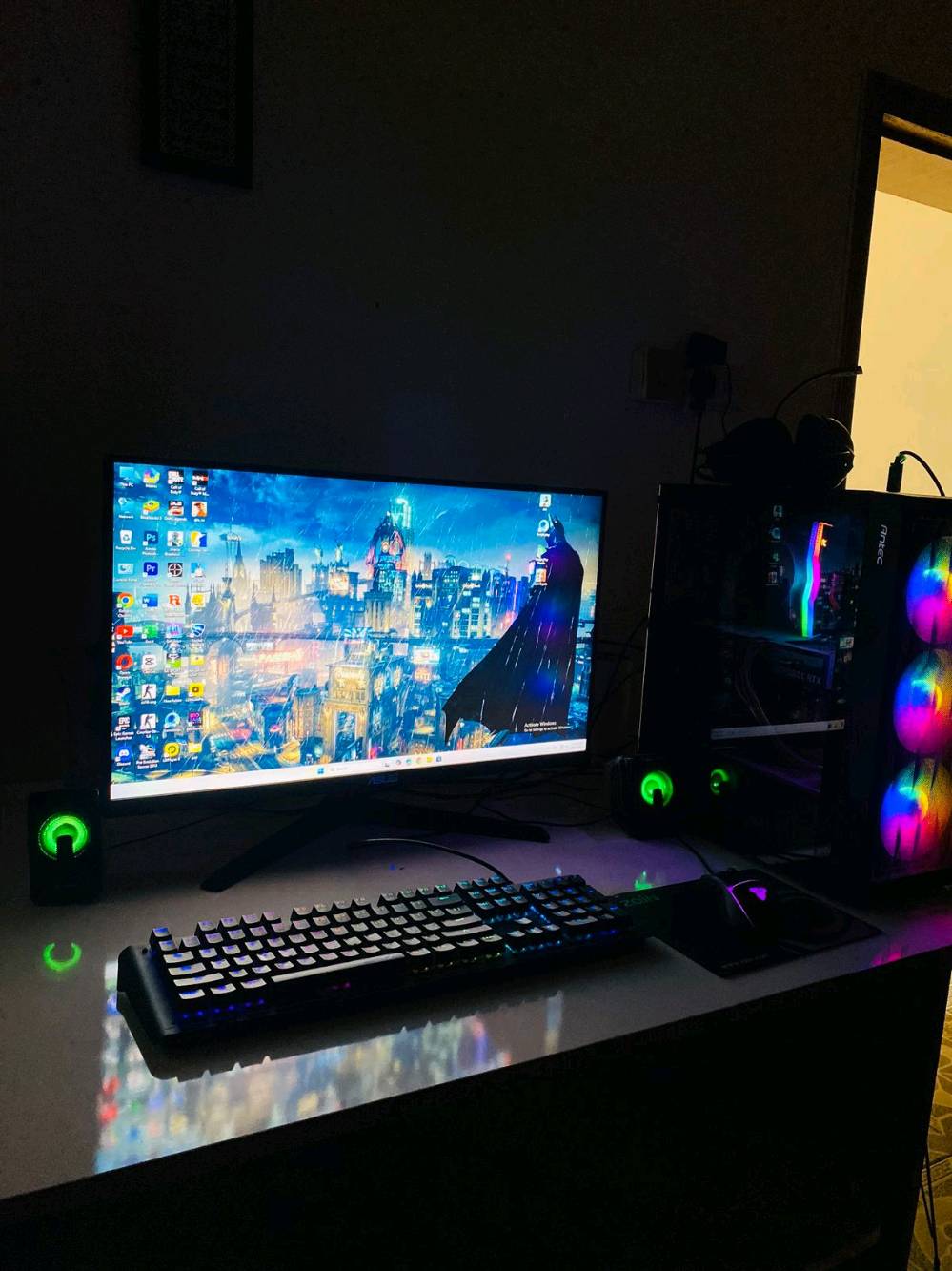 🔥 تجميعة قيمنق متكاملة للبيع (PC + شاشة ASUS + جهاز UPS) 🔥
تجميعة جاهزة ومثالية للألعاب القوية (PUBG، GTA V، وغيرها) والتصميم والمونتاج، مع حماية كاملة من انقطاع الكهرباء.
💻 أولاً: مواصفات الكيس (PC Gaming)
المعالج (CPU): Intel Core i5-12400F
كرت الشاشة (GPU): Gigabyte RTX 4060 Eagle (يدعم تقنيات DLSS 3 وتتبع الأشعة)
الرام (RAM): 16GB DDR4 (3600MHz) T-Force
اللوحة الأم (Motherboard): MSI H610
التخزين (SSD): Lexar 1TB SATA3
مزود الطاقة (PSU): Aerocool 650W
الكيس (Case): Antec NX292
🖥️ ثانياً: الشاشة (Monitor)
الشركة والموديل: ASUS TUF Gaming
نوع اللوحة: IPS بألوان ممتازة وزوايا رؤية واسعة
الدقة: Full HD (1920 × 1080)
معدل التحديث وزمن الاستجابة: 144Hz - 165Hz مع استجابة 1ms ودعم تقنيات G-Sync / FreeSync
🔋 ثالثاً: جهاز UPS (منظم ومزود طاقة)
الشركة: BlueStorm Power Solutions
المميزات: شاشة LCD لعرض نسبة البطارية والجهد، مع نظام منظم جهد تلقائي (AVR) لحماية التجميعة من تذبذب وانقطاع الكهرباء.
✨ الحالة: التجميعة بحالة ممتازة وجاهزة للاستخدام المباشر.
📌 السعر الكلي المطلوب: مليون ونص بي مجال
📍 الموقع / بغداد
📞 للتواصل والاستفسار: [***********]