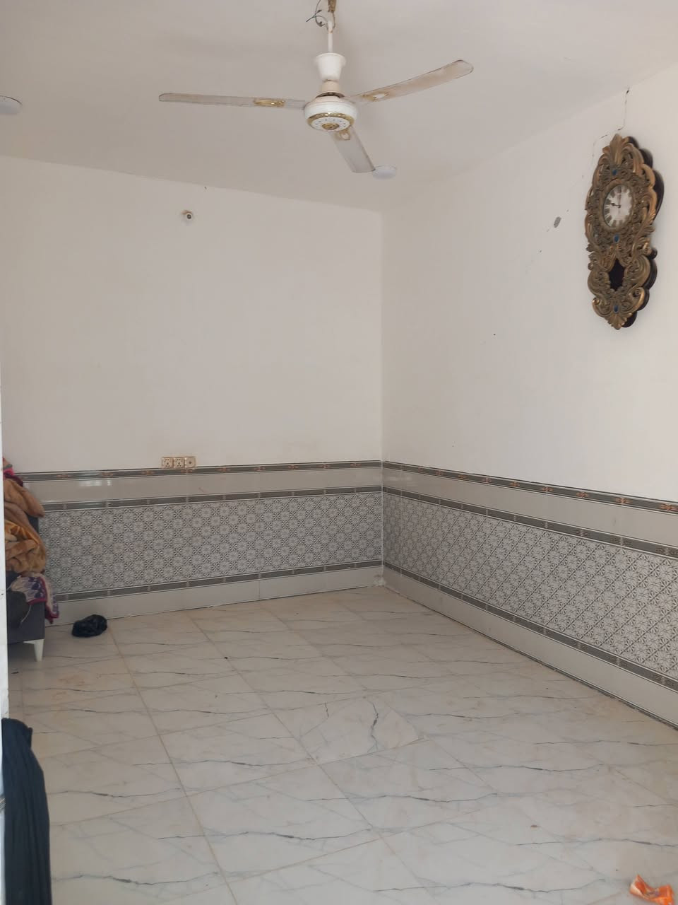 بيت البيع على حوالي مقابل شارع ٣٠.   ١٥٠ متر طابو غرفه وصاله ومطبخ وديوانيه والقاط ثاني غرفتين وصال فرمستون ماي وكهرباء ومجاري بلوك عكاده القاط ثاني عوزه الباخ وبياض سعر ٤٦ تكدر تسحب علي سكان عل قاط ثاني ستفسار *********** ***********

