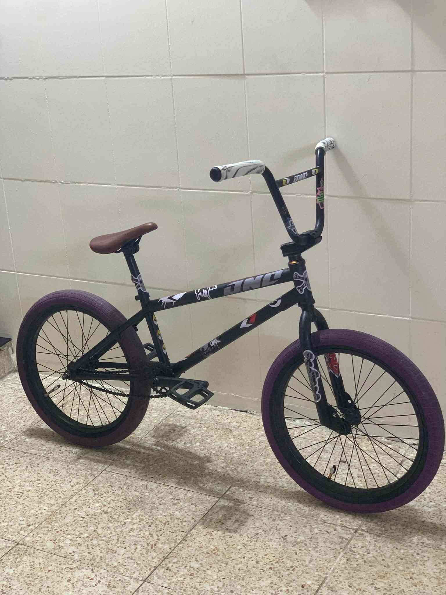 BMX اصلي مختم من ستريت و تيارات و بايدرات و كشن و الجسد ساندي اصلي يخبل سعره 200 و بي مجال + مستعجل على بيعه لل تواصل ***********

