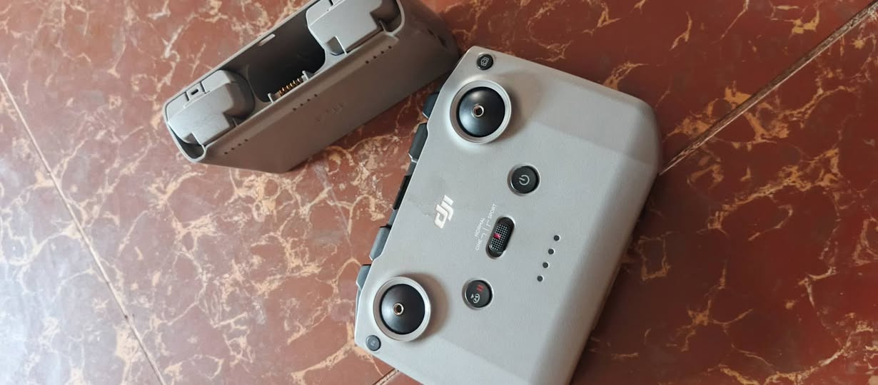 أقصى ارتفاع تحليق لطائرة DJI Mini هو 500 متر (حوالي 1640 قدماً) فوق نقطة الإقلاع من خلال إعدادات تطبيق DJI Fly.
شراي فقط يتواصل واتساب *********** سعر 350معلومات حول درون الظاهرة في الصورة كـ طائرة بدون طيار من سلسلة DJI Mini (مثل DJI Mini 2 أو Mini 2 SE أو Mini 4K)، وهي طائرة رباعية المراوح خفيفة الوزن وقابلة للطي.
أبرز الميزات:
• الوزن والتصميم: تصميم خفيف يقل وزنها عن 249 جراماً، مما يجعلها سهلة الحمل ومحمولة.
• نظام التثبيت: مزودة بجيمبال (Gimbal) ثلاثي المحاور لتثبيت الكاميرا ومنع اهتزاز التصوير.
• الأداء: توفر ثباتاً جيداً في الهواء ومقاومة للرياح مقارنة بحجمها الصغير.
: يتم ضبط الارتفاع تلقائياً في التطبيق على 120 متراً (400 قدم) تماشياً مع القوانين الدولية لسلامة الطيران لحماية الطائرات المدنية. يمكنك رفع هذا الحد يدوياً من إعدادات السلامة (Safety) داخل التطبيق ليصل إلى 500 متر كحد أقصى.
• الارتفاع عن سطح البحر: تستطيع الطائرة الإقلاع والتحليق في مناطق مرتفعة تصل إلى 4000 متر فوق مستوى سطح البحر (السقف الفني لقدرة المحركات والمراوح على دفع الطائرة في الهواء الخفيف
