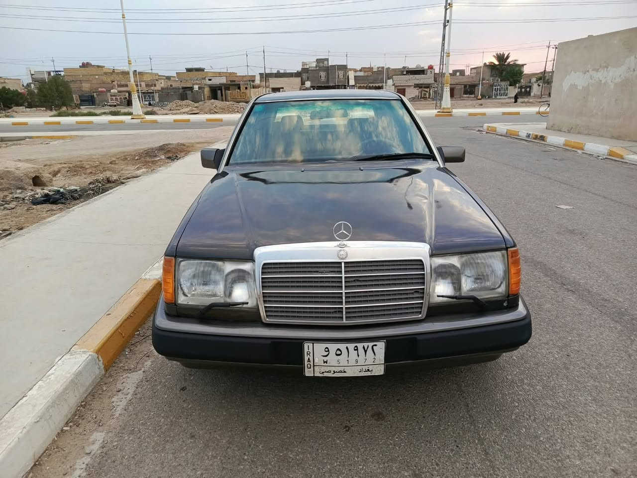 السلام عليكم مارسدس دب للبيع موديل 1988
رقم بغداد مشروع وطني سنويه 2028 
مكينه وكير بطه جديدة 3000 vvti 
حدادية أمامي وخلفي جديدة 
مصبوغه عام جمالية بدون حادث 
قواعد دبل والبرانكيت عالبلاد 
تبريد شغال وي السويج 
تخم تاير جديد 
كهربائيات كله شغاله 
سنتر لوك ريمونت 
اسلايت شغال 
لايت زنون 
تحويل مباشر 
السعر   54  بيه مجال للشراي 
***********
***********
