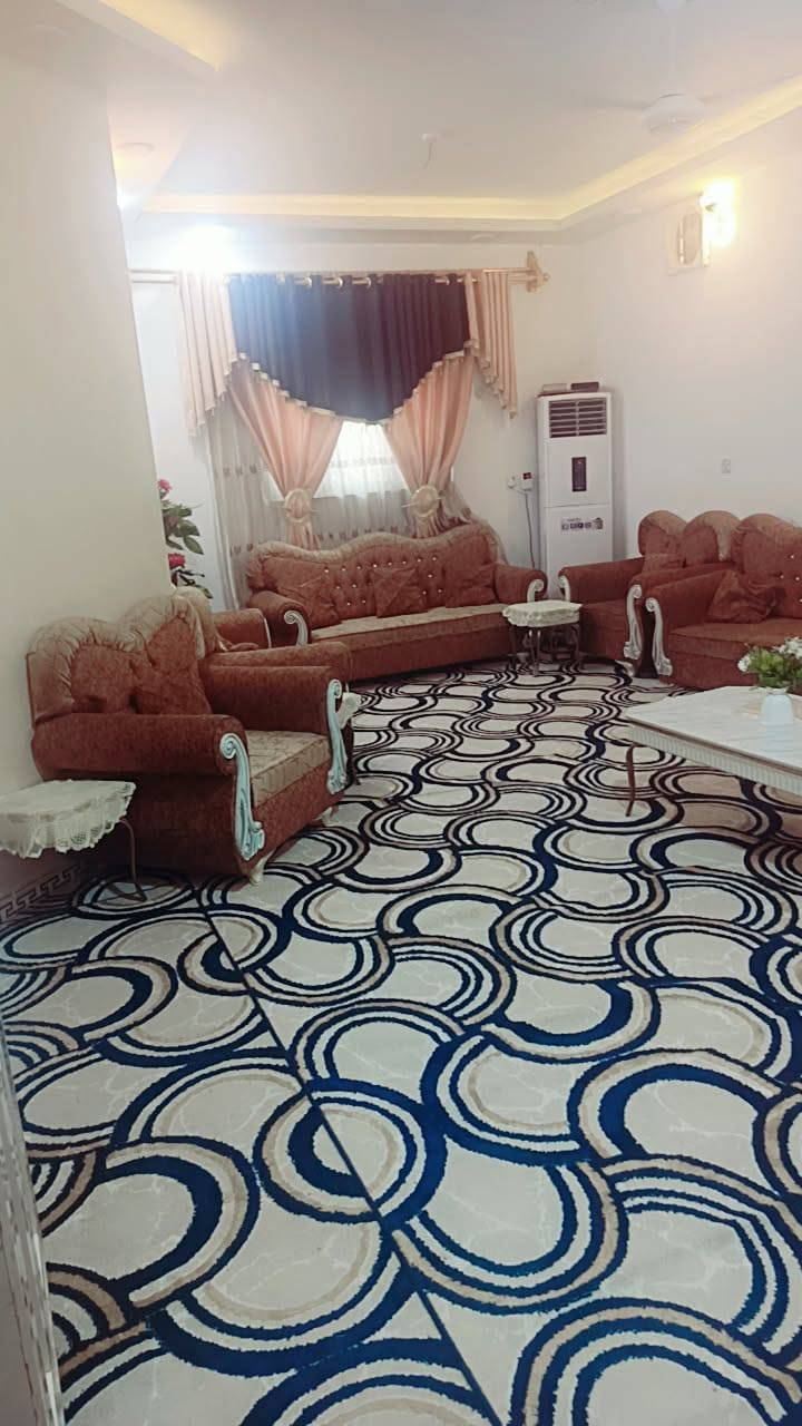 بسم الله الرحمن الرحيم
دار سكن في مجمع بوابة المثنى للبيع للبيع
المساحه ٣٦٠ متر ركن طابق واحد 
يتكون من 
غرفتين واستقبال ومطبخ وصاله وصحيات داخليه وخارجيه وحديقه زكراح سياره الدار امرتب كلش 
ملاحظه الدار مطلوب ط ٨٥
التسديد ٥٠٠ الف
بيد صاحب الدار  ١٣٠ 
وباقي التفاصيل مراجعة مكتب الاصالة للعقارات ***********

