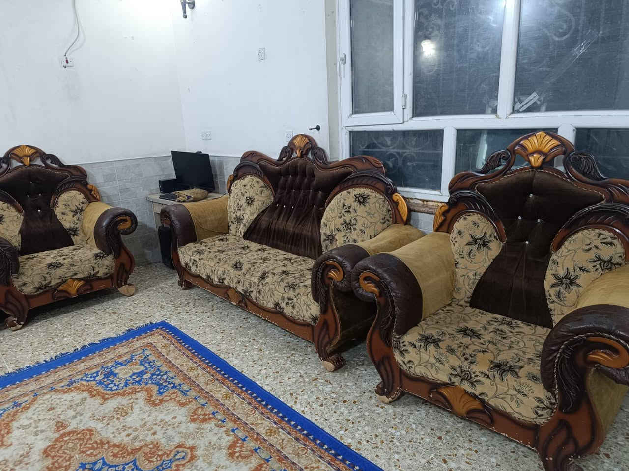تخم ملكي للبيع 10 مقاعد خشب من النوع القوي جدا سعره 175 قفل مستعجل على البيع
