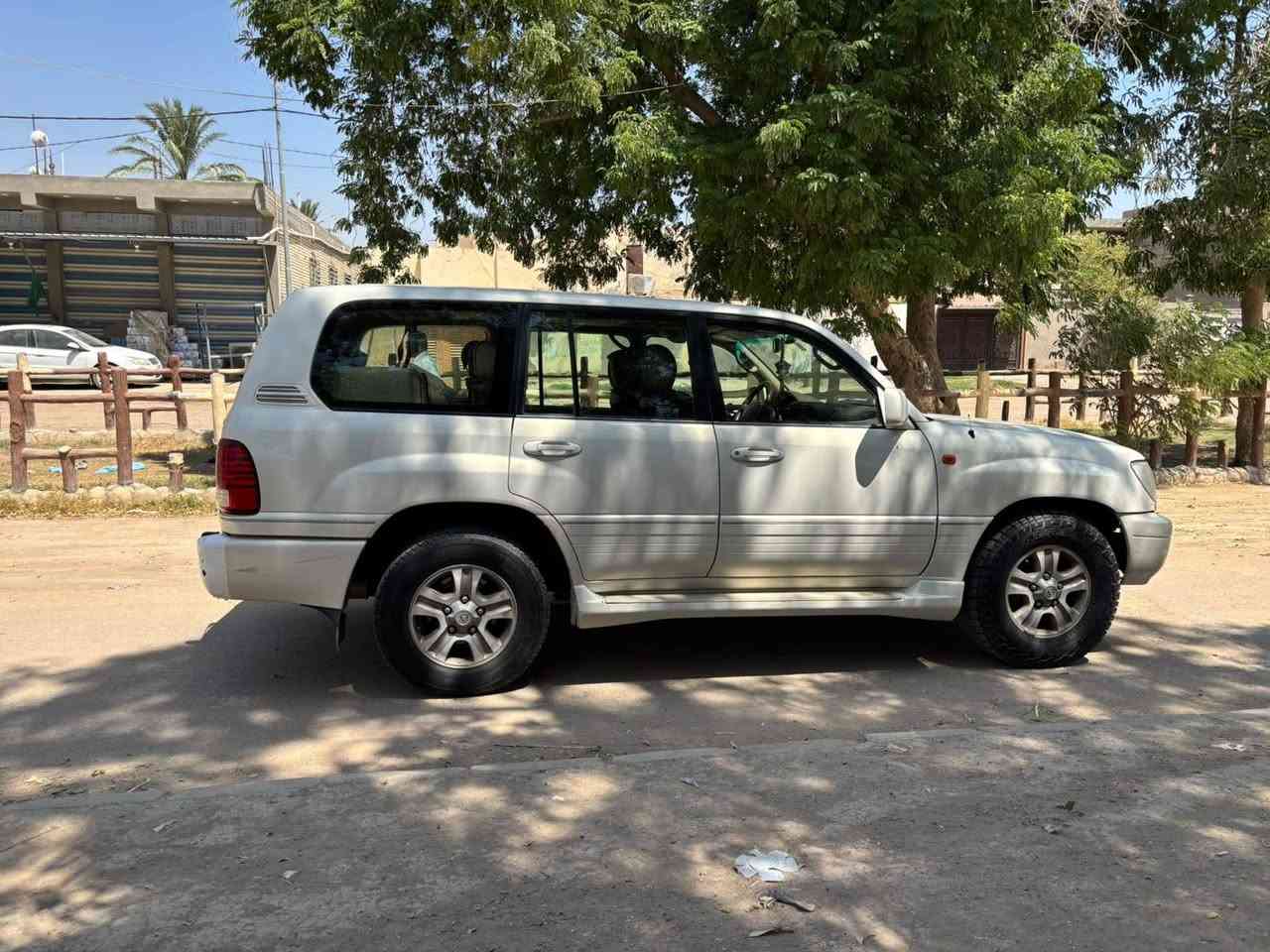 السلام عليكم لكزز موديل2001 فول لمتد مال جناي رقم قادسيه الدولي
كشنات جلد 

كشنات كهرباء 

هيتر بالكشنات 

تبريد  3 قطع 

داخل صاج عل بلاد 

دفع رباعي 

جكات تصعيد وتنزل بس مشيولات 

سلايت طكتين 

7 راكب 

شاشا 

ويل كب كروم 

تخم تاير 

ستيرن كهربائي يصعد وينزل بالدكمه 

خزن ميموري مال كشن 

السياره كفاله عامه عدا شبر وشويه الجاملغ الايسر الباقي كفاله 

تبريد ثلج بك لايت ماله ابو الد  لايت زنون 

كروز سرعه

السياره على وضع البلاد 

مكينه وكير وتبريد خير من الله 

 وبعد بيهه اهواي مواصفات السياره 

للبيع 
السعر 175 وبيها مجال
 وشنو تفاصيل اني بخدمتك  وهذا رقمي للاستفسار 

#رقم_الهاتف 
***********
‏
