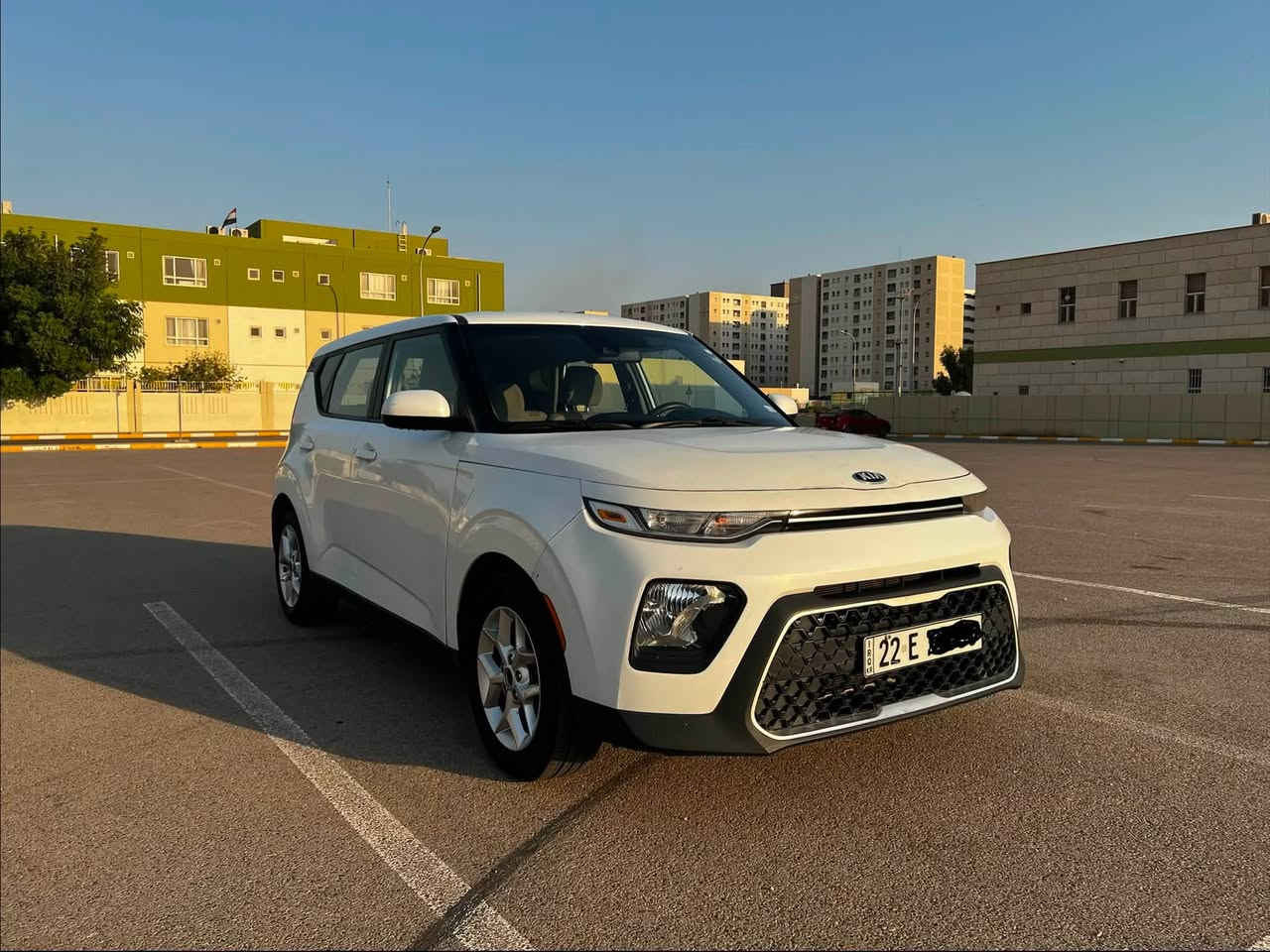 Kia Soul 2020 S 
امريكي مواصفات S
ماشية ١١١٠٠٠ كيلومتر 
المواصفات:
* محرك DOHC 2000
* تحكم استيرن 
* شاشة اصلية تدعم ابل كار بلي 
* تحديد مسار
*رادار امامي وخلفي
* شاشة اعطال
*مقاعد مخمل لون رصاصي
*توقف ذاتي
*حساسات
رقم اربيل تحويل او وكالة مضمونة
الحادث فقط بنيد بدون دواخل بدون ايرباك
بنيد تبديل مع الجامرلغ الايمن
مكان السيارة بغداد

السيارة جاهزة
للاستفسار الاتصال على
هـ : ***********
واتساب متوفر
