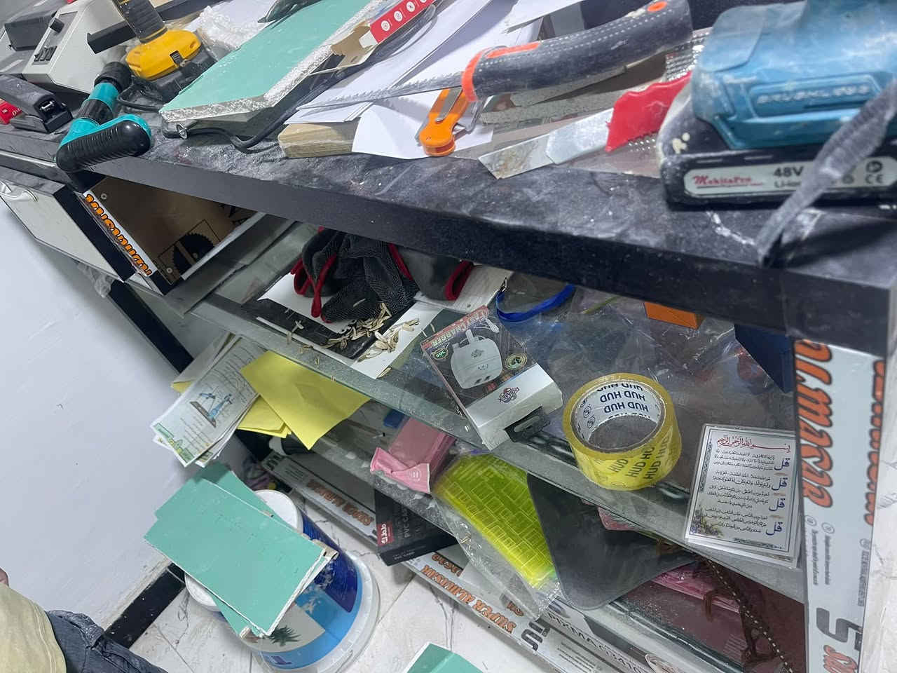 سلام عليكم ميز جام خانه
الطول متر ونص

العرض 55 بعده جديد ومابي اي شي 160وبي مجال لان عندي تصفيه المحل

مكان البصره الزبير الاستفسار ***********
