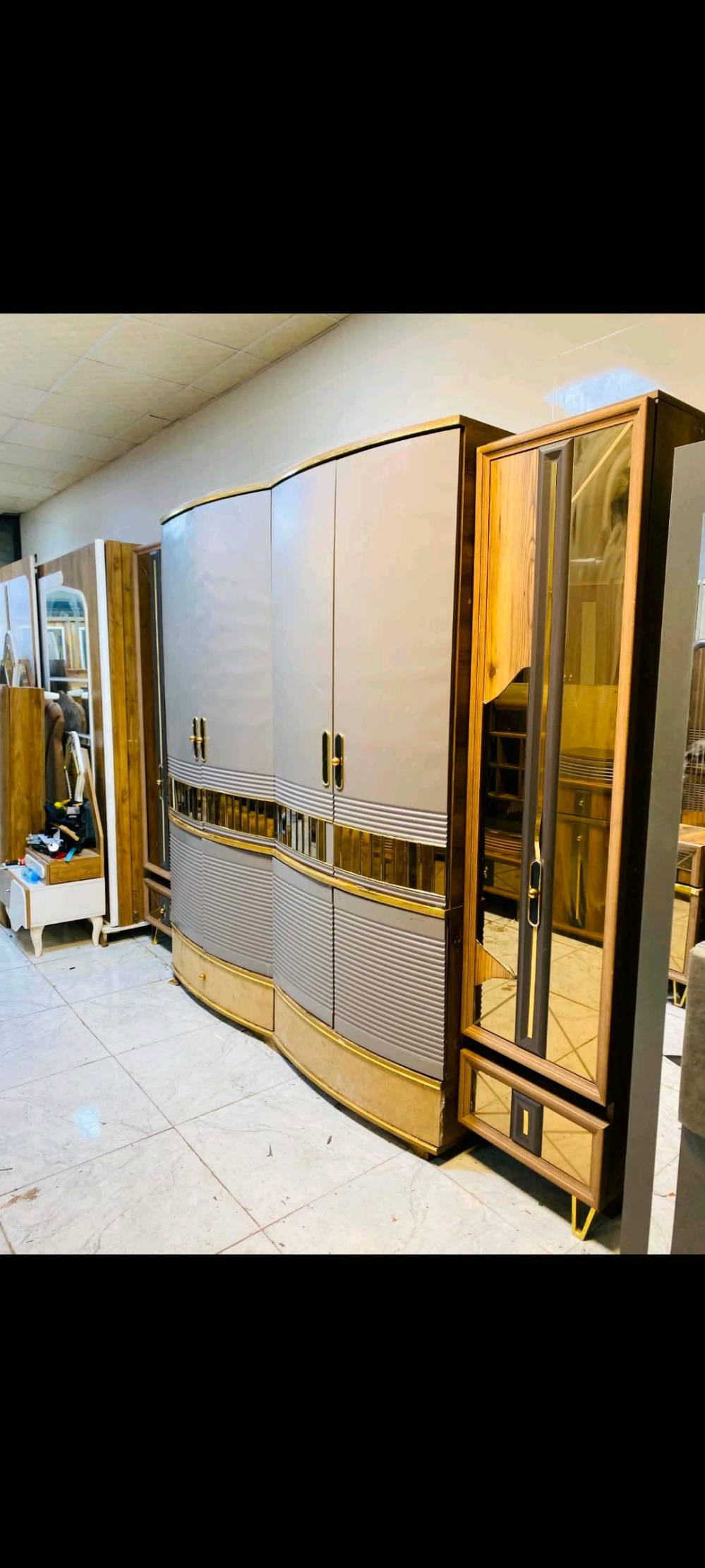 غرف تركيه 🇹🇷 موديل حديث مودرن ماركه اصليه ضخمه 
نظام ابواب 🚪✨
نظافه 85💯
قطع 8
سعره /800
مع شد ونقل داخل بغداد مجاني 💢