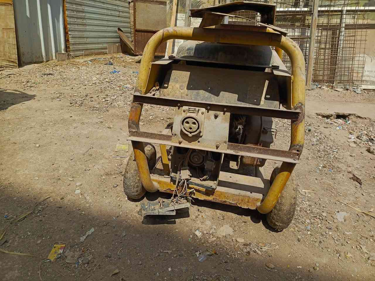 مولدة للبيع سعر 300 عطلها واشر دهن متروكة سنتين
مواصفات والعلامة تجارية 
الشركة المصنعة للشركة والمولدة: شركة Briggs & Stratton UK LTD (فرع المملكة المتحدة - Winsford, Cheshire)
محرك المولدة: محرك تجاري من فئة Vanguard (وهي الفئة الاحترافية والشارقة للأعمال الشاقة من شركة Briggs & Stratton الأمريكية)
اسم الموديل التجاري: PROMAX 7500EA
رمز الموديل (Model): 030238 (Code: 0)
المواصفات الفنية الكهربائية
القدرة المستمرة / الاسمية (Rated Power): 6 كيلوواط (6 kW / 6,000 W)
معامل القدرة (Power Factor): 1.0 (pf = 1)
القدرة القصوى (Max Power Equiv): 7.5 كيلو فولت أمبير (7.5 kVA)
الجهد الكهربائي (Rated Voltage): 230 فولط (V) - سنجل فيز (Single Phase)
التيار / الأمبيرية (Rated Current): 26 أمبير (A)
التردد (Frequency): 50 هرتز (Hz)
مستوى الضوضاء (Noise Level): 97 ديسيبل (dB)
درجة الحماية (Protection Rating): IP23
فئة الأداء (Performance Class): G1 حسب معيار ISO 8528
4. الوزن والكتلة
الوزن الصافي (Mass): 104 كغم

تاريخ الانتاج 2007
للاستفسار الاتصال على الرقم التالي 
***********
