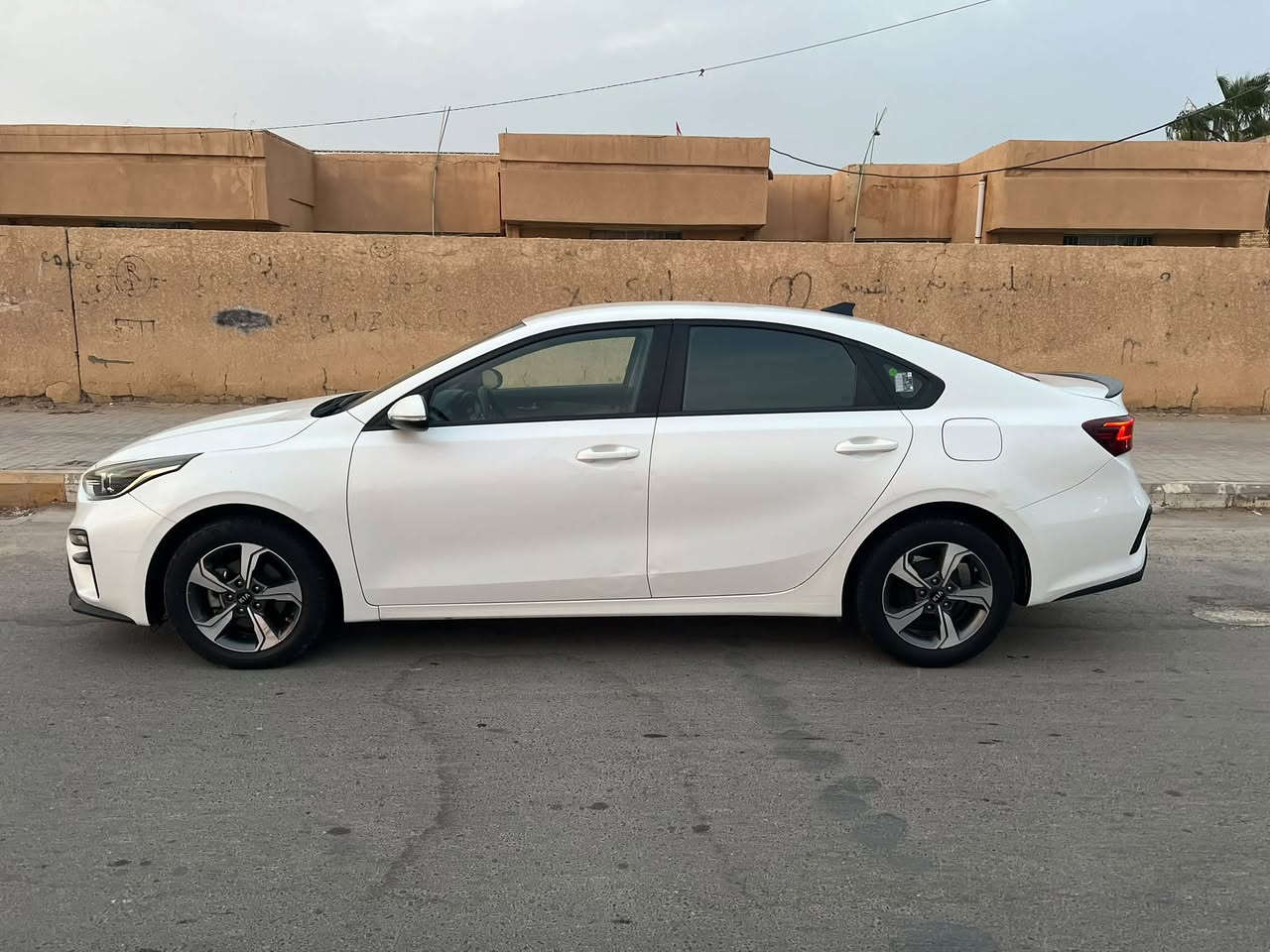سيراتو خليجي موديل 2019 مكينه 1600 بيه صبغ شبرين بجاملغ الامامي فقط شبرين رقم بغداد دولي هزه جديده صارله شهر مداور ثاني يوم  ماشيه100
 فول  موصفات عده الفتحه لد خلفي
مري شفط اشاره بلمي تبريد قطعتين جاهزة من كلشي خير من الله سبير مانازل سياره جديده بمعنى الكلمه ارضيه جلد //***********
