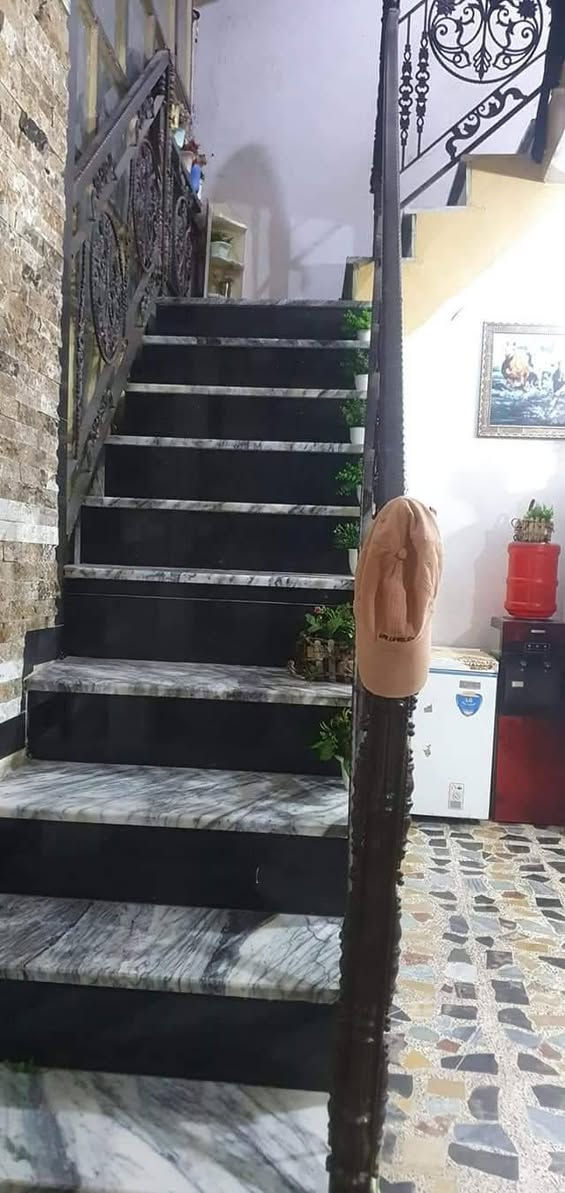مرحبا 👋 
 بيت للبيع مكانه العبيدي شارع الرئاسه الملحق مساحته ١٠٨ ٦في١٨ ثلاث طوابق مقابيله تشجير بيت زراعي ركن 
للتواصل *********** او مراسله 
بيت جديد ونضيف مناسب متوازين ع بيع
