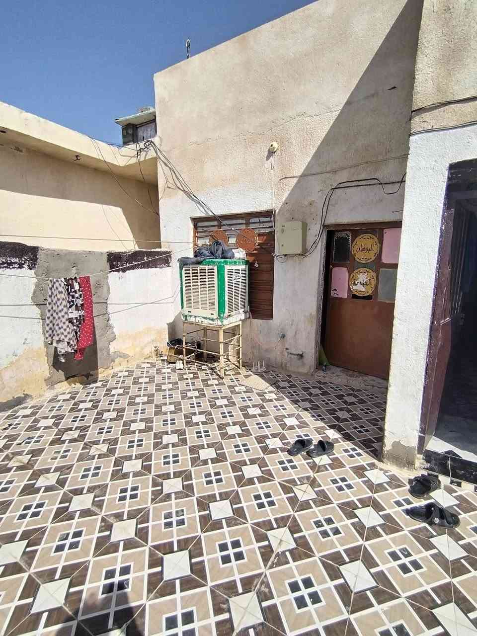 يلله سلام عليكم بيت بل حكيم نزلت كاضم عطوف مساحه 200 متر كامل بناء البيت حلو مرتب غرفتين وصاله ومطبخ وستقبال للبيع او مراوس السعر 35 وبيه مجال الستفسار  ***********
