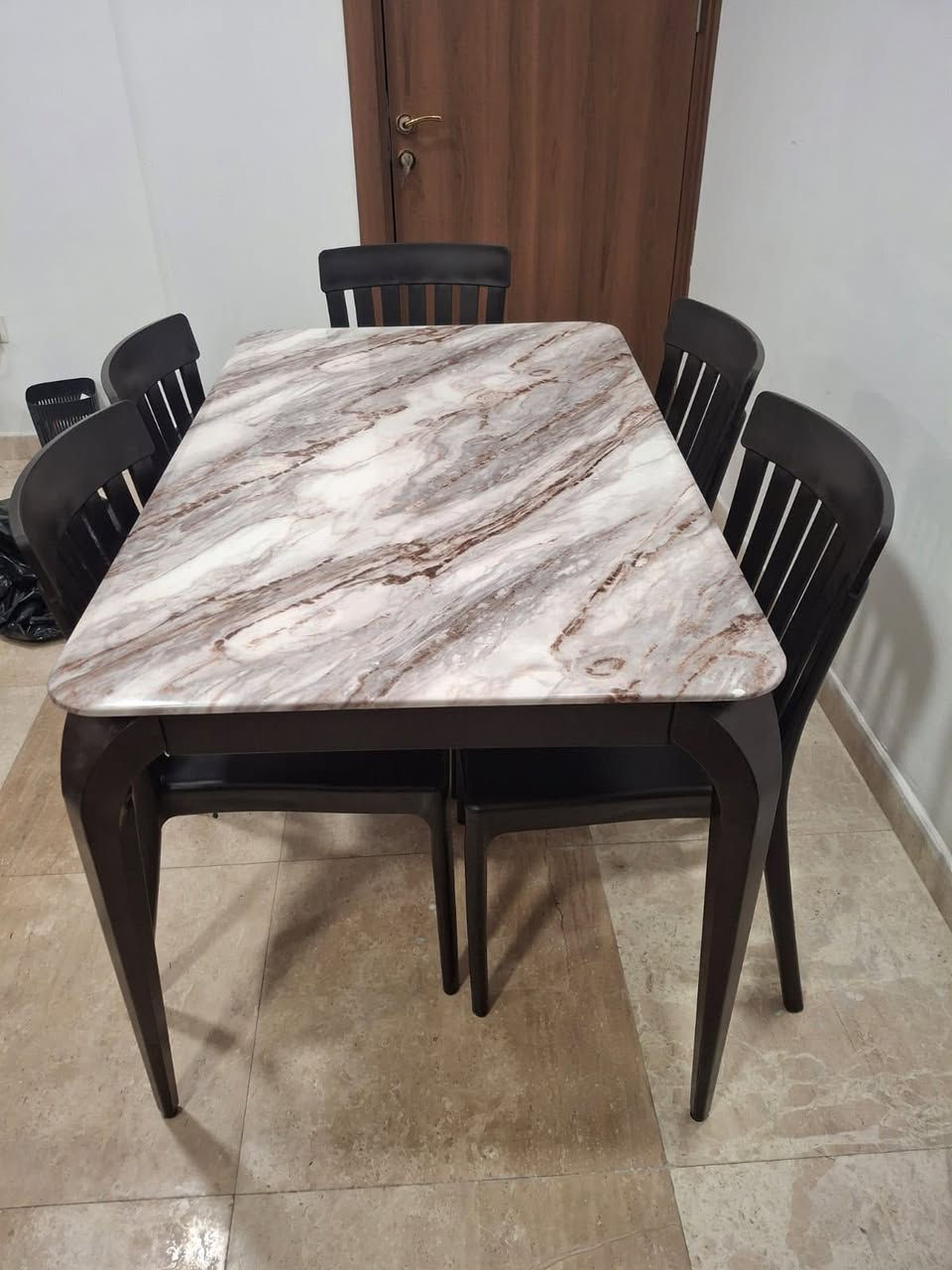 ميز طعام للبيع العنوان زيونه السعر ب350 وبي مجال ***********
