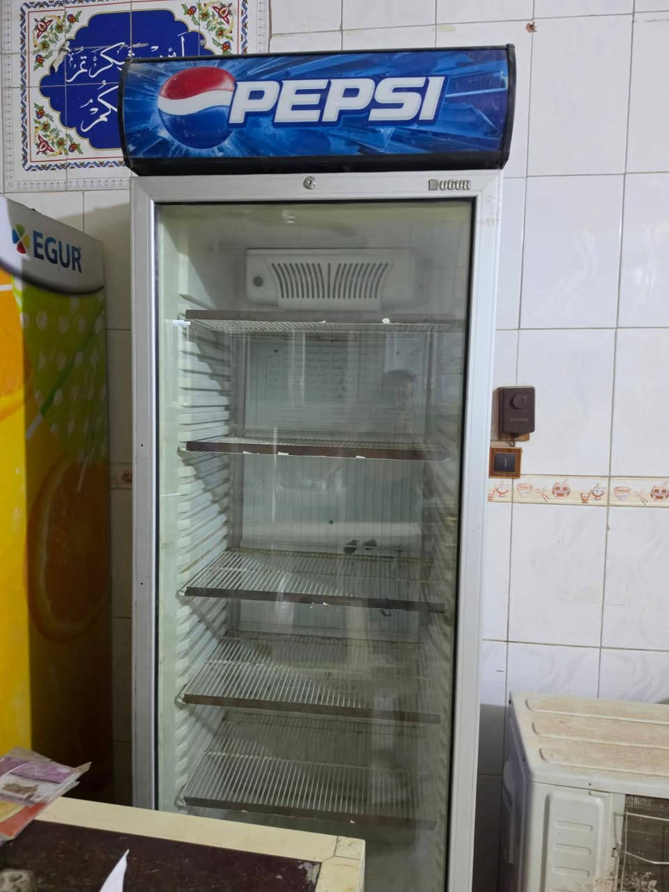 السلام عليكم عندي برادات للبيع عندي اثنين على 350 وعندي واحد على 400 وعندي رفوف ب 400 للبيع الاتصال على الرقم التالي ما متواجد على الفيس بيع مستعجل  ***********
