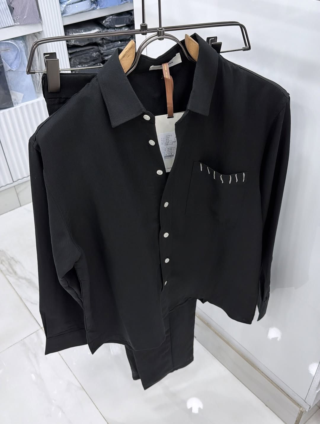 علق بـ تم لمعرفة السعر 🤎👋🏼
سوت صيفي بــ 3 الوان 
القياسات m L xl xxl 3xl
طول البنطرون من ١٠٠⁩

نص مكتوب في الصور:
- سوت عالمي ياشباب