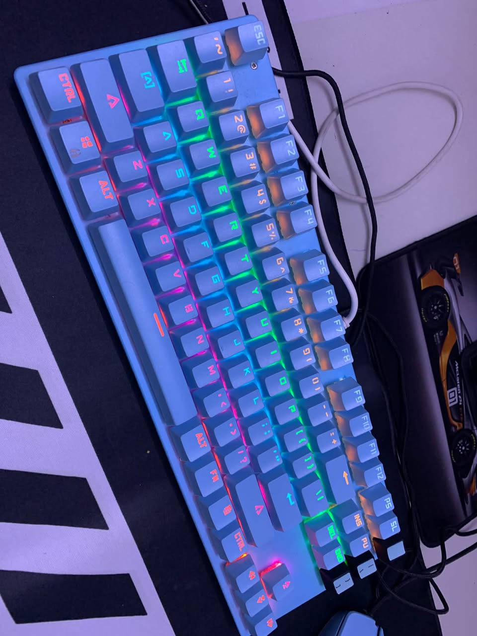 اول تم25 مع التوصيل 
كيبورد ميكانيكل بلو اسويتج
مع ماوس تحكمdpi  وازرار جانبيه وتحكم rgb
وباد ماوس
