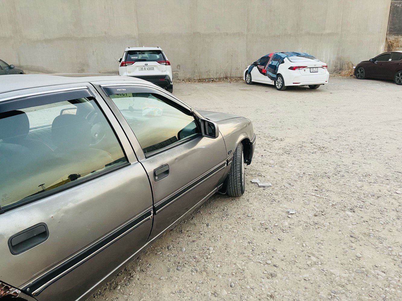اوبل فكترا موديل 92 
رقم كركوك سنوية عاج 
سنوية منتهي 
بيهه كوبون بانزين
السيارة بيها 200 الف غرامة ينزل من السعر 
مابيها ضربة ولا معجون ولا دواخل
كير و محرك بشرط لا صرف ولا بخار
كهربائيات كلة شغال ماعندك ولا كلوب مايشتغل 
قفل مركزي تدفئة شغال 
لايت زينون سقف سلايت 
 دواخل نضيف جدا 
مكان السيارة كركوك
سعرة ٢٧وبيها مجال بسيط للطيبين 
رقم موبايل ***********