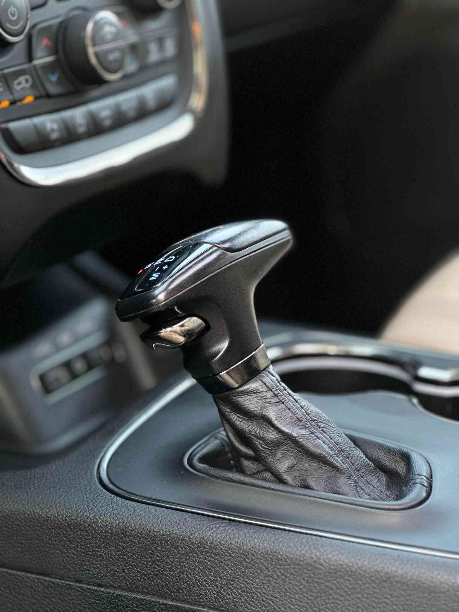 Dodge Durango GT Plus 2020  AWD  ... 3.6liter
سيارة عائلية راقية ٧ راكب

 ملاحضة ⚠️ : سيارة يد واحد من شريكة انطيك بكل ضمانات و بشرط اي فحص يعجبك كفالة عامة 

محرك  : ٦ سلندر تنفس طبيعي ....3.6 liter
قوة حصانية محرك  : 295 حصاتن
تصنيع السيارة  :   وكالة خليجي طلعنا من شركة لحد لان اليد واحد
 ماشي  : ١١٧ الف كيلو متر  
وضع السيارة :  مكفولة كفالة العامة  ...بدون صبغ...بدون رصعة ..بدون تعديل دعامي الي دعامي كفالة علي وضع البيلادي بشرط

مواصفات السيارة  : 
شكل SRT بلادي ....سلايد ....بصمة شغال....داخل بيجي كشنات امامي و خلفي جلد و تدفئة و خزن و كهرباء ... ستنيرن تحكم و تدفئة...شاشة كبيرة تحكم ديجيتال car play و android.... لايت led ... نبريد مركزي ٣ قطع ... نطام قيادة eco + sport .... حساس امامي و خلفي ... كاميرا ..... بصمة ابوب ..... Auto start....گیر اوتوماتيك و عادي ..... padel sheft ....مثبت سرعة .... هوك خلفي 
راديتر كبير مال V8 بلادي وبعد هوايا مواصفات معروفة 

الرقم السيارة : سلیمانیة بأسمي تحويل مباشر 

مكان السيارة : مركز محافظة  السليمانية

سعر مطلوب : ٢٩٣ ورقة مجال السليمانية, العراق
