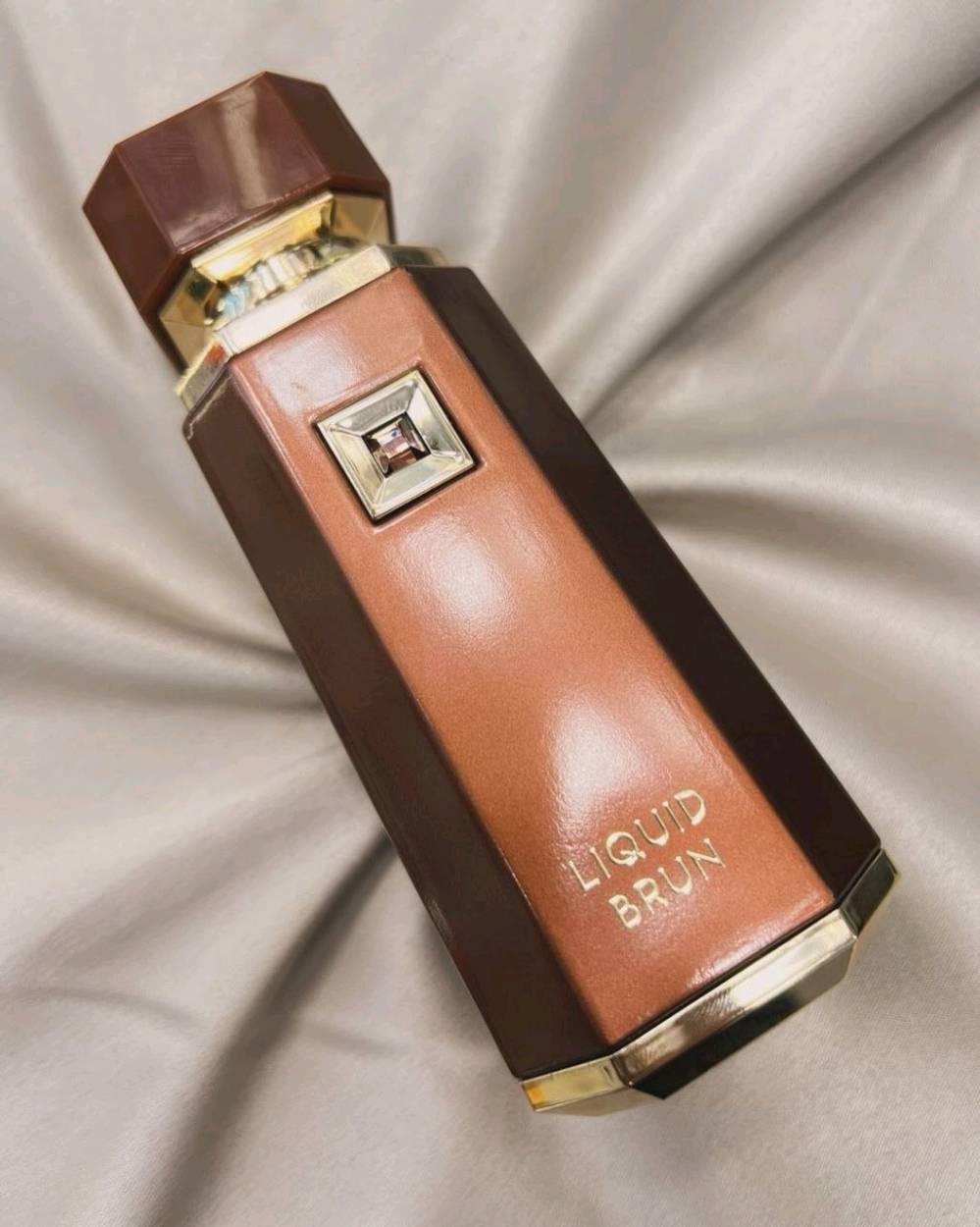 🤎 عطر ليكود برون – ليكود برون 
🤎 LIQUID BRUN – FRENCH AVENUE 🤎

 العطر  اللي جمع بين الفخامة، الدفء، الحلاوة واللمسة الشرقية… فـ Liquid Brun من French Avenue  🤎🔥
عطر بطابع عنبري – فانيلا، يبدأ بنفحات منعشة ودافئة من القرفة والبرغموت والهال وزهر البرتقال، وبعدها تظهر فانيلا البوربون بشكل كريمي وحلو مع الإليمي، حتى يستقر العطر على قاعدة غنية تجمع البرالين، المسك، الأمبروكسان وخشب الغاياك لتعطيه عمق وفخامة وثبات مميز.
🌿 المقدمة:
🍊 برغموت
🌸 زهر البرتقال
🌶️ قرفة
✨ هال
🤎 القلب:
🍦 فانيلا بوربون
🌿 إليمي
🔥 القاعدة:
🍬 برالين
🪵 خشب الغاياك
✨ أمبروكسان
🤍 مسك
ريحة دافئة، حلوة، ناعمة وفخمة، وتناسب اللي يحب العطور الملفتة بدون ما تكون ثقيلة بشكل مزعج. وتبرز حلاوة الفانيلا والبرالين مع التوابل والخشب بطريقة تخلي الرائحة مميزة وسهلة

🤎 عطر بطابع فاخر، دافئ وحلو، يجمع الفانيلا والتوابل والبرالين والأخشاب في تركيبة جذابة تخلي حضورك ينحفظ بالذاكرة.

 المنشأ الإمارات 🇦🇪💯
الحجم 100 مل

السعر 30 الف
🚘يوجد خدمة توصيل لجميع محافظات العراق ٤ الاف🚘
