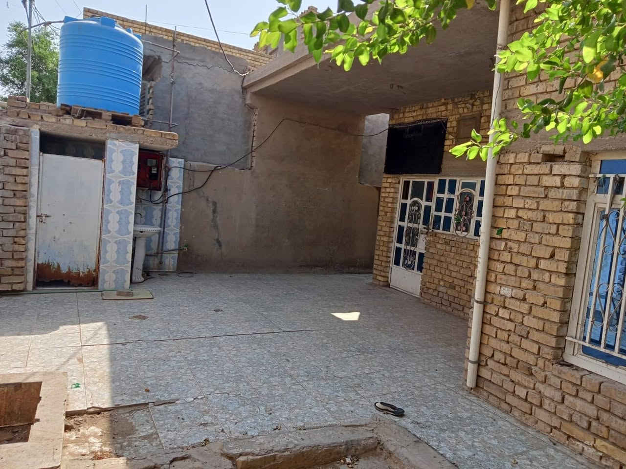 بيت للبيع بزين القوس شارع الملا قريب مدرسه عمود الدين طابو صرف رسمي المساحه 200 متر يحتوي على استقبال ومطبخ وصاله  وصحيات وحمام وحديقه وبي غرفتين وره مترؤكات ما مبنيات مثل ما موضح بلصور والفديو *********** السعر 90 وبي مجال
