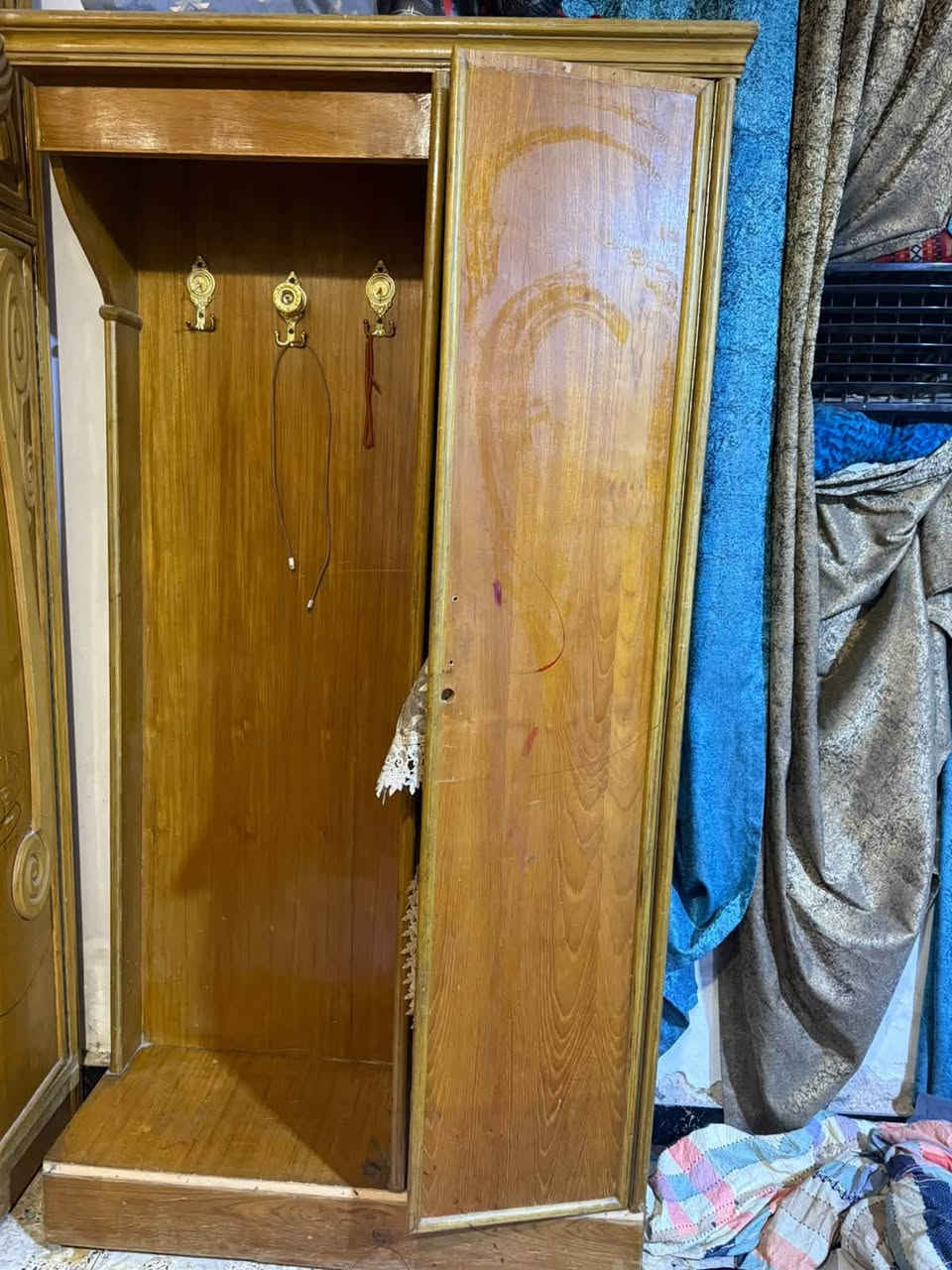 غرفه أخشاب كامل ملحقاتها وياها كنتور خاناتين وياه بوفيه كلهن للبيع لسعر ٣٠٠ بيهن مجال مكان بغداد بلديات استفسار على رقم ***********
