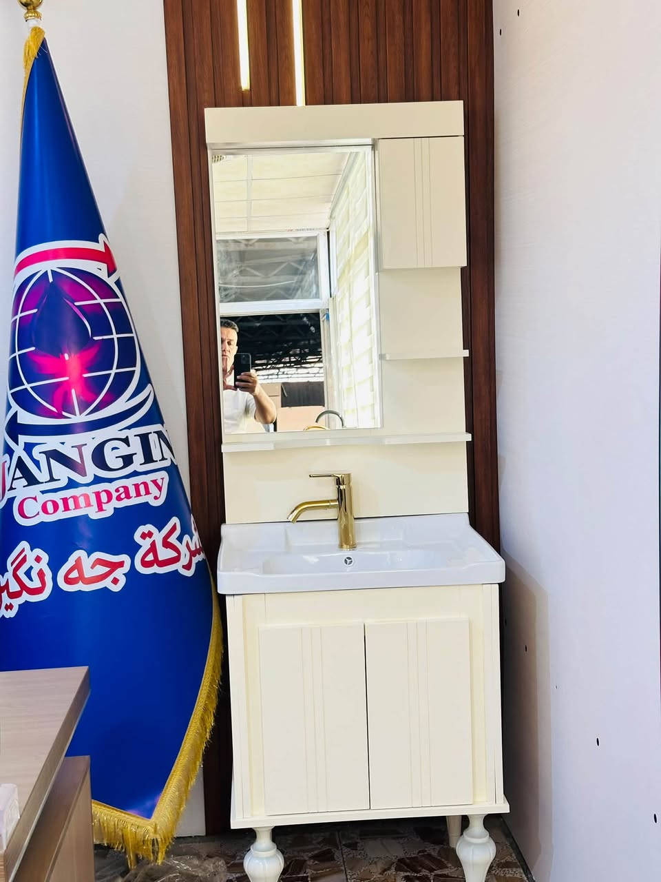 إلى وكلاىنا في العراق تعلن شركة جه نكين فرع بابل وصول لدينا دولاب قياس 80cm 60cm الوان متعددة البيع جمله فقط ***********
