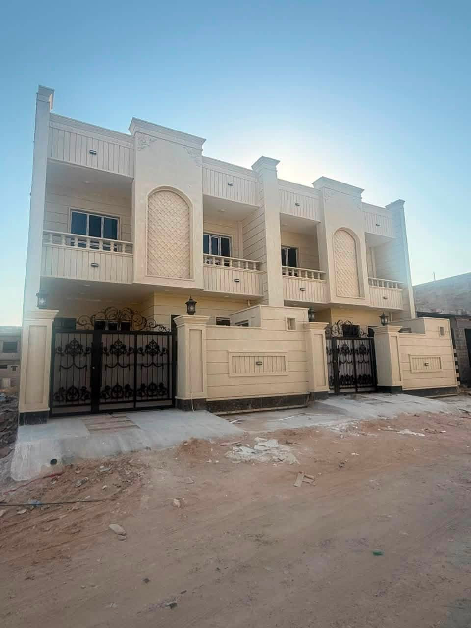 السلام عليكم
بيتين  للبيع واجه حجر 

المساحة لكل دار ١٥٠ متر 

واجهه ٧.٥ ونزال ٢٠

٤ غرف نوم 

شارعها ١٢ متر 

العنوان/ الديوم / التصنيع / وره علوه الاسماك

للاستفسار / ‭***********‬
